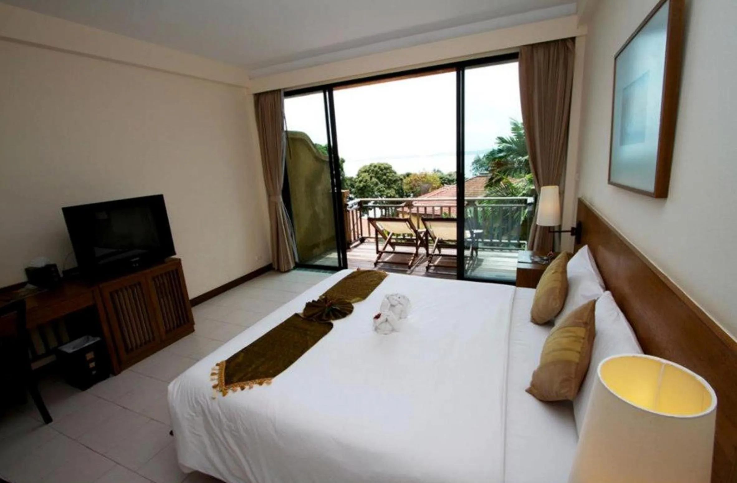 Photo of the whole room, Bed in Supalai Scenic Bay Resort And Spa, SHA Extra Plus