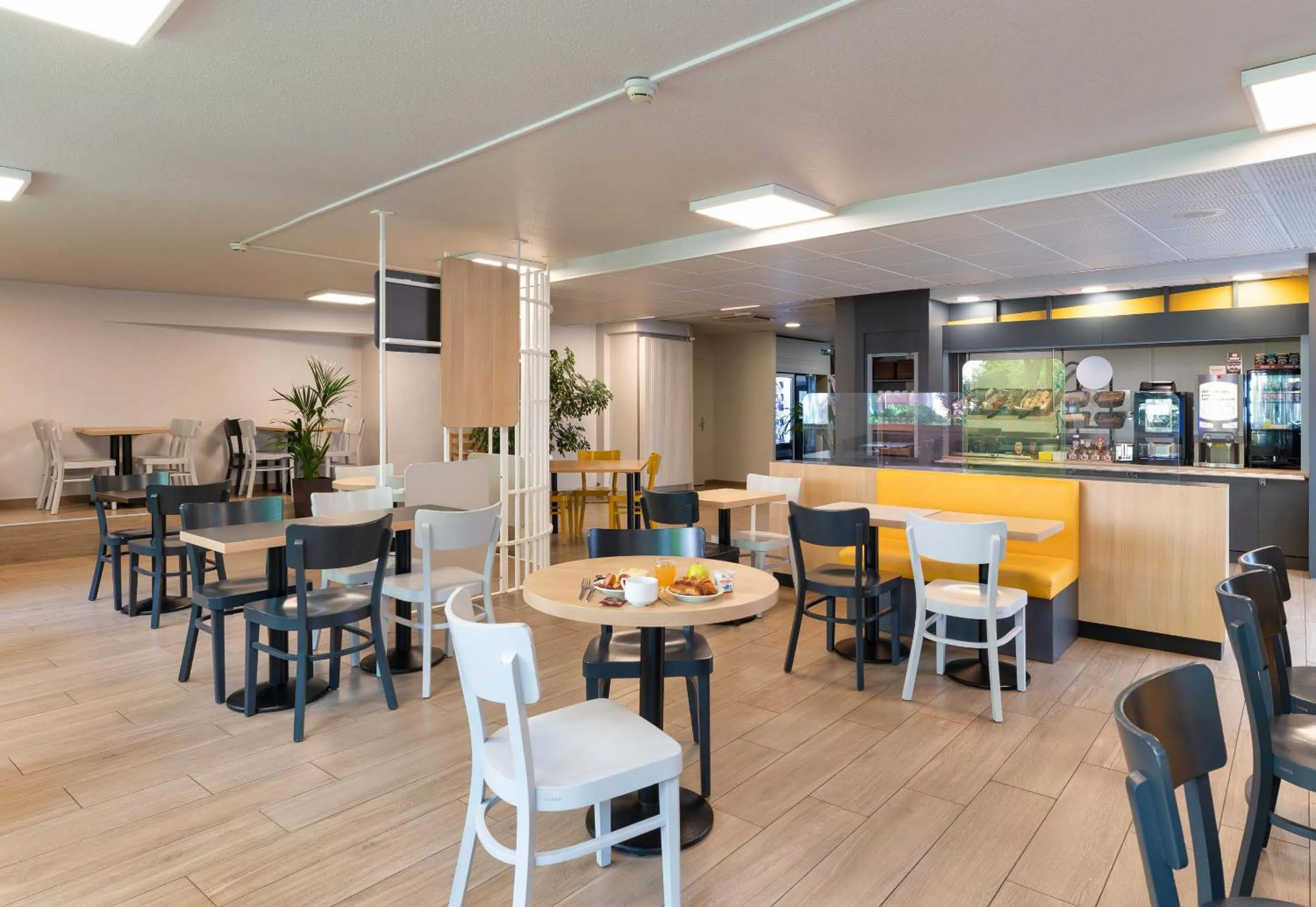 Restaurant/places to eat in B&B HOTEL Lyon Centre Monplaisir