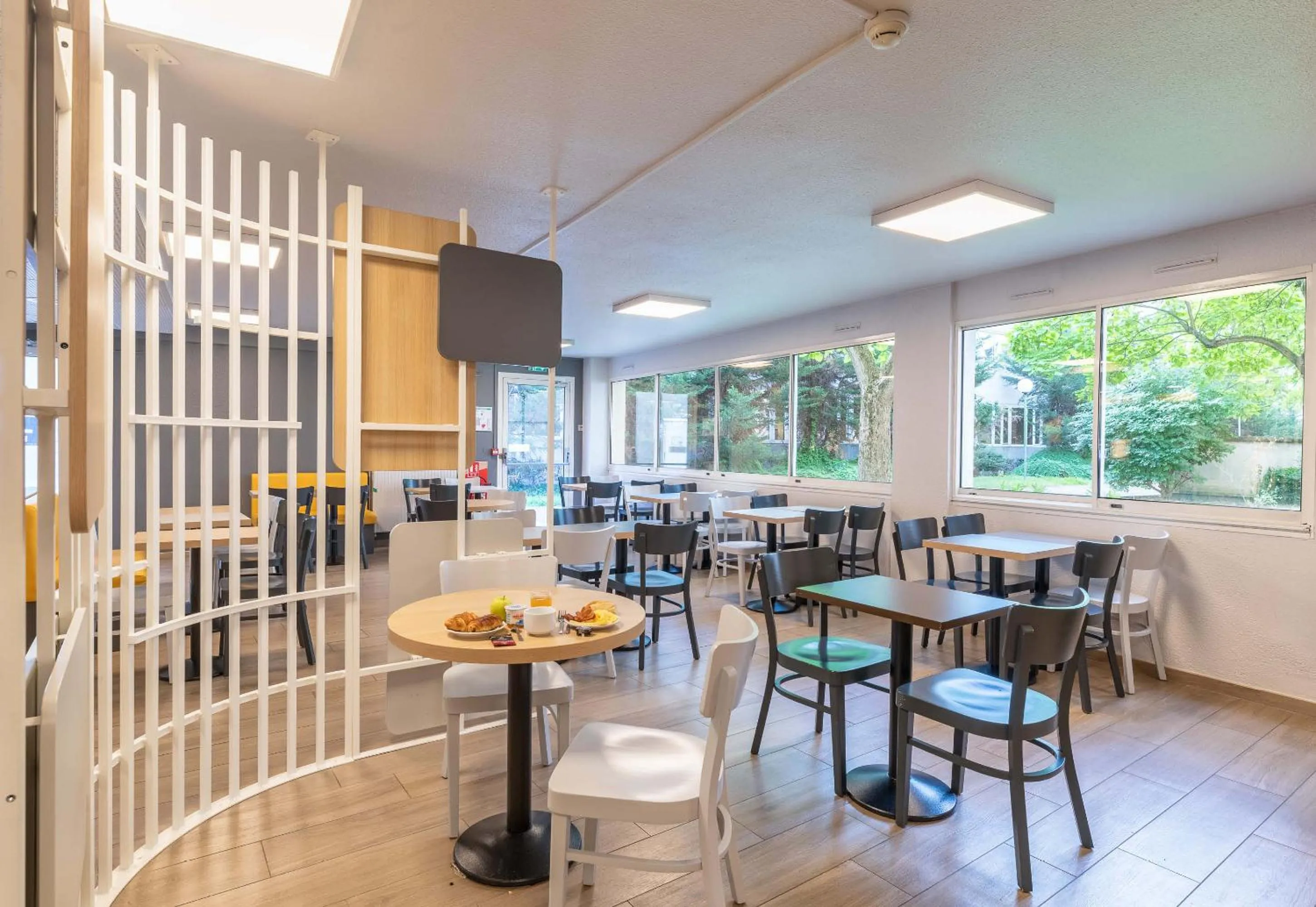 Restaurant/places to eat in B&B HOTEL Lyon Centre Monplaisir