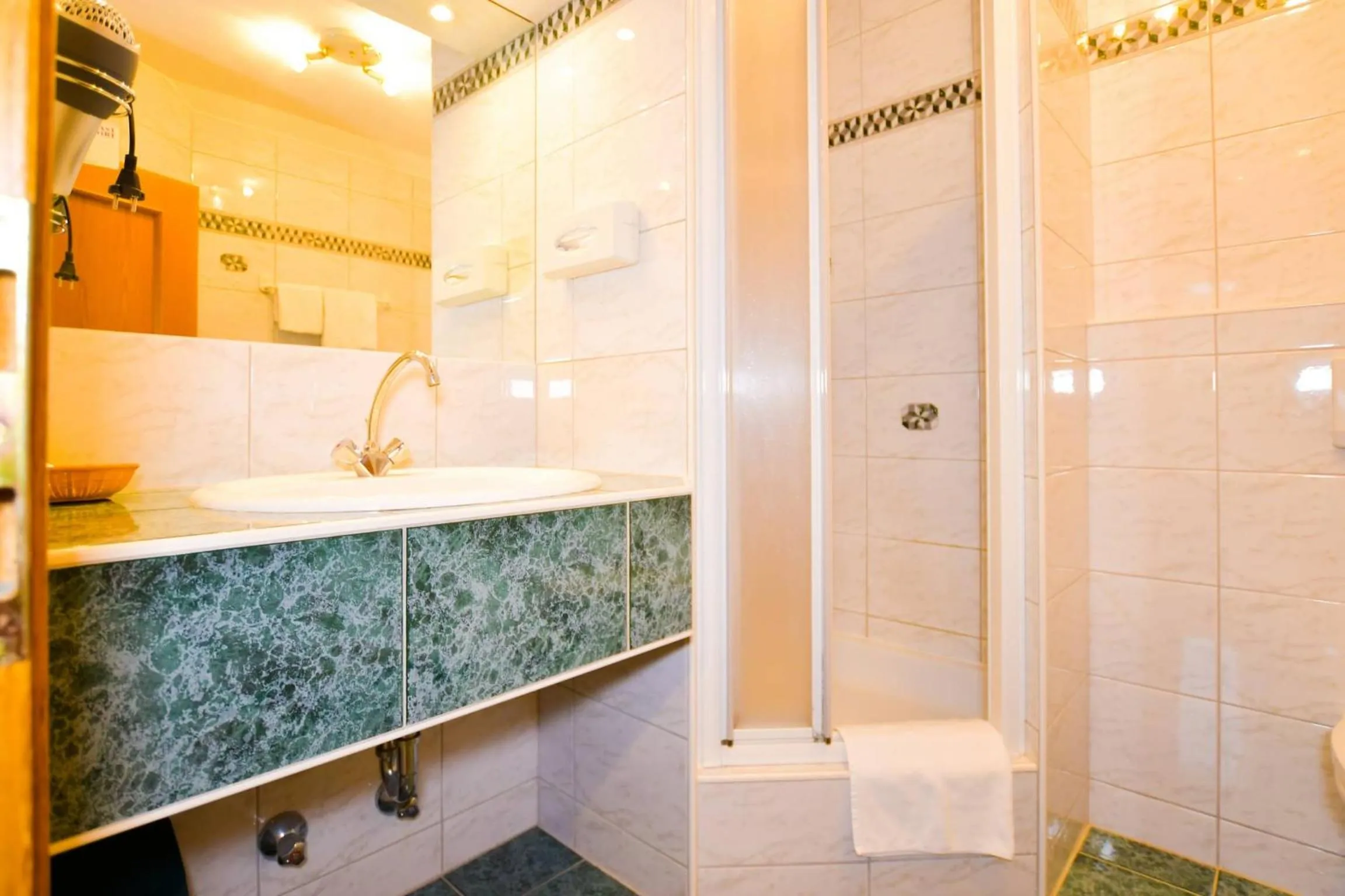 Shower in HOTEL Jerolitsch