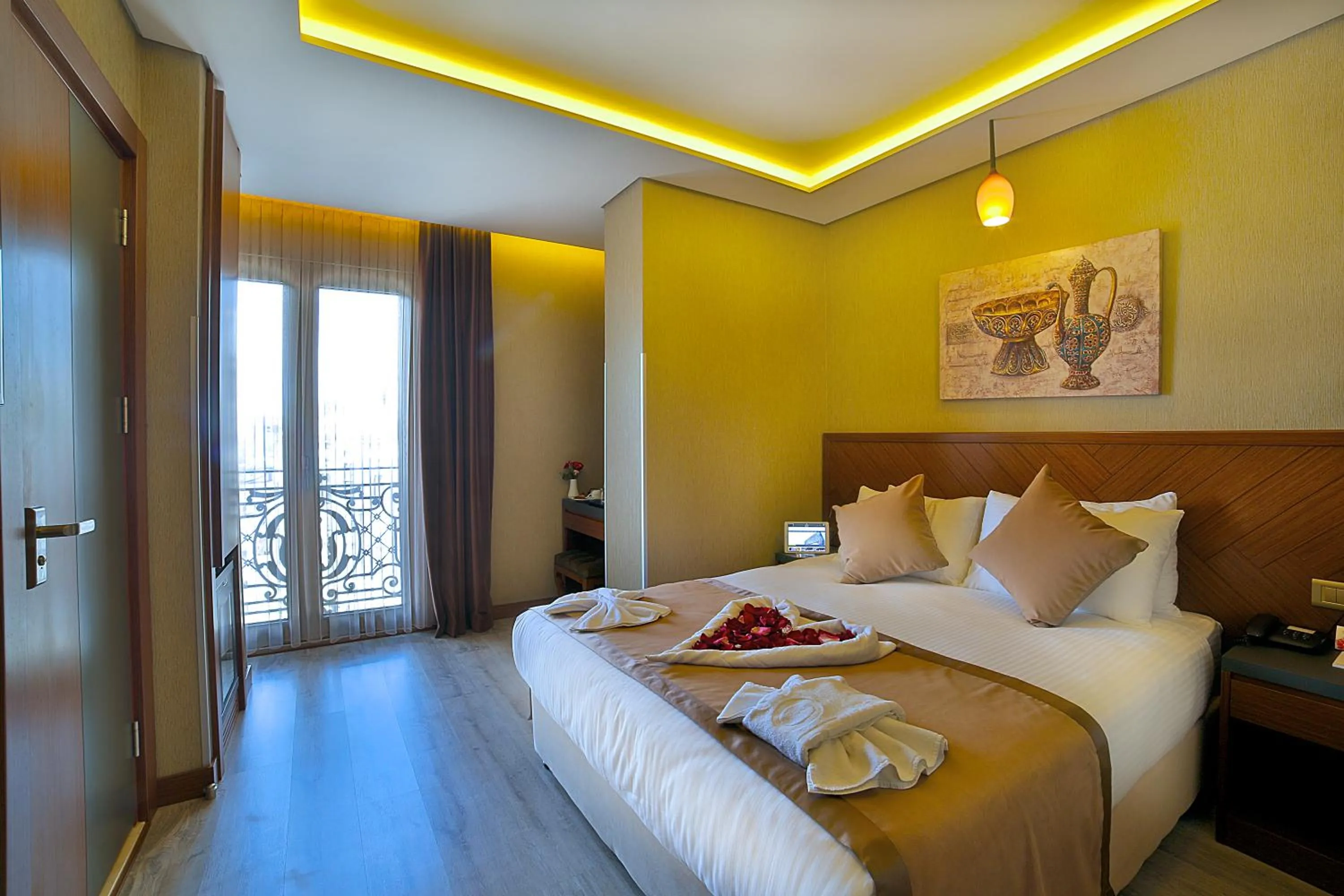 Bed in Corner Hotel Laleli