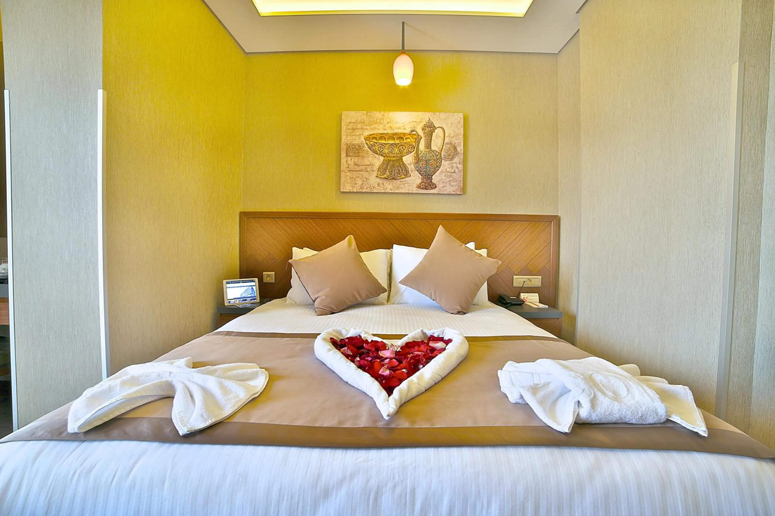 Photo of the whole room, Bed in Corner Hotel Laleli