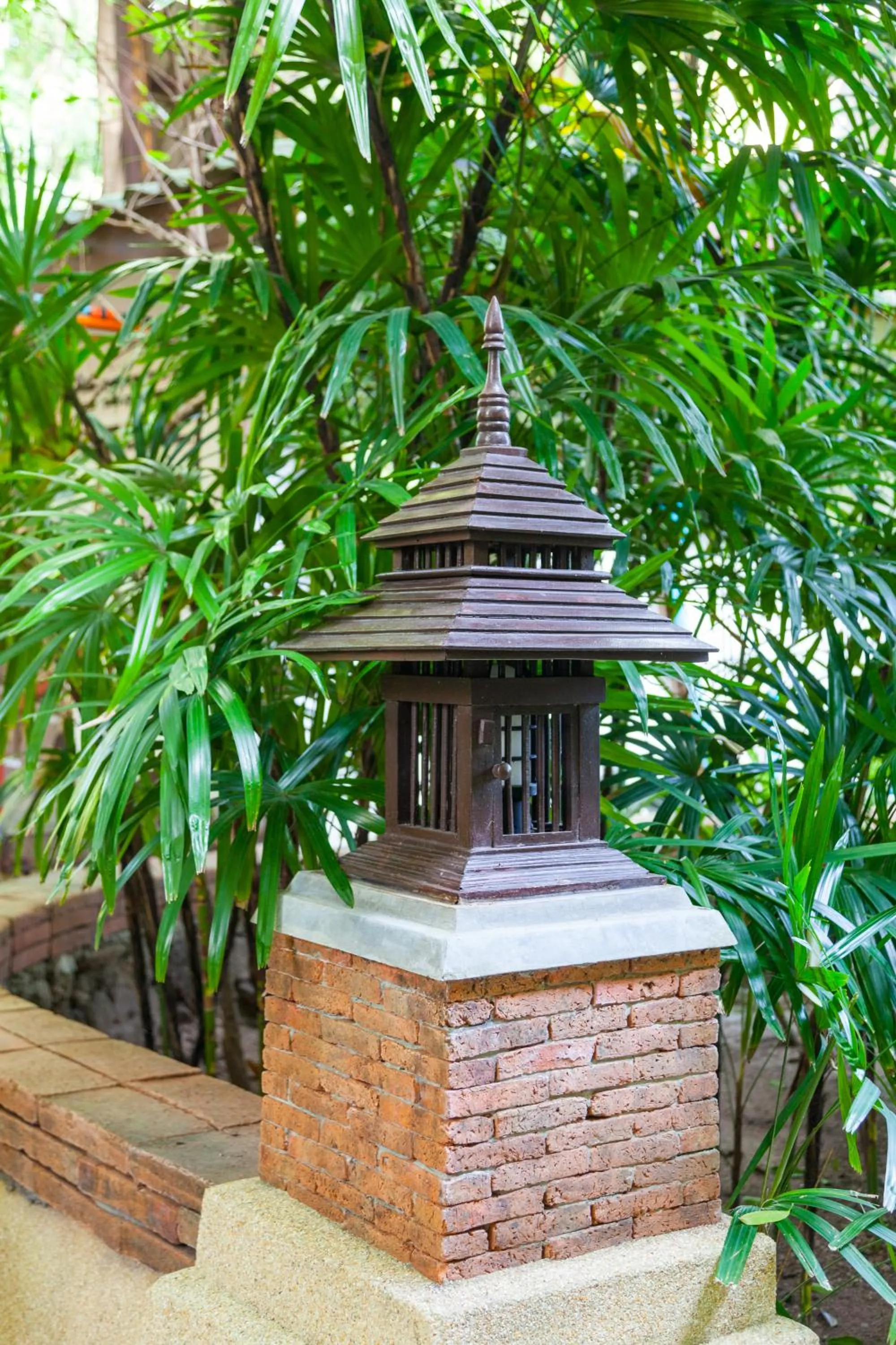 Garden in Tropica Bungalow Beach Hotel