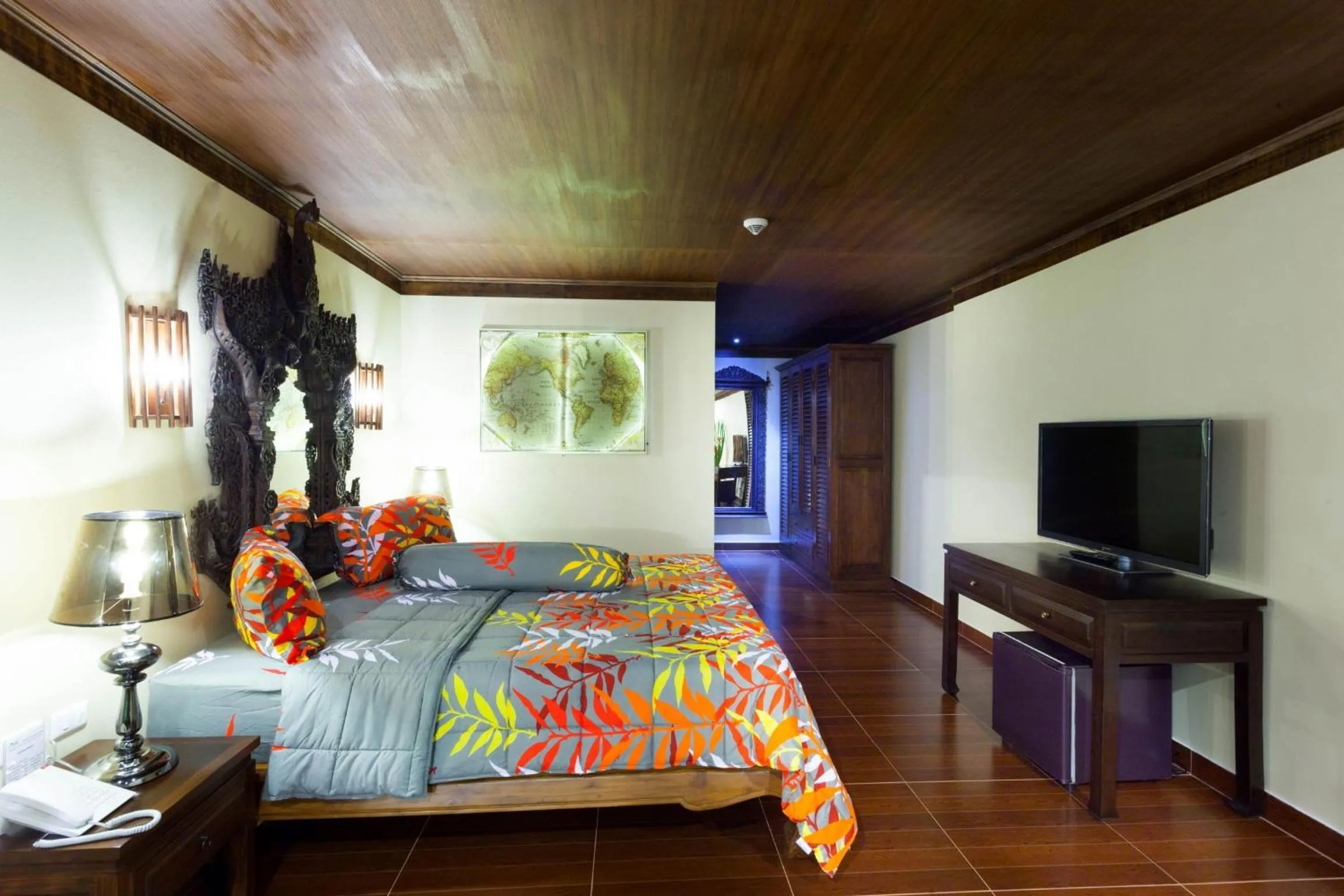 Bed in Tropica Bungalow Beach Hotel