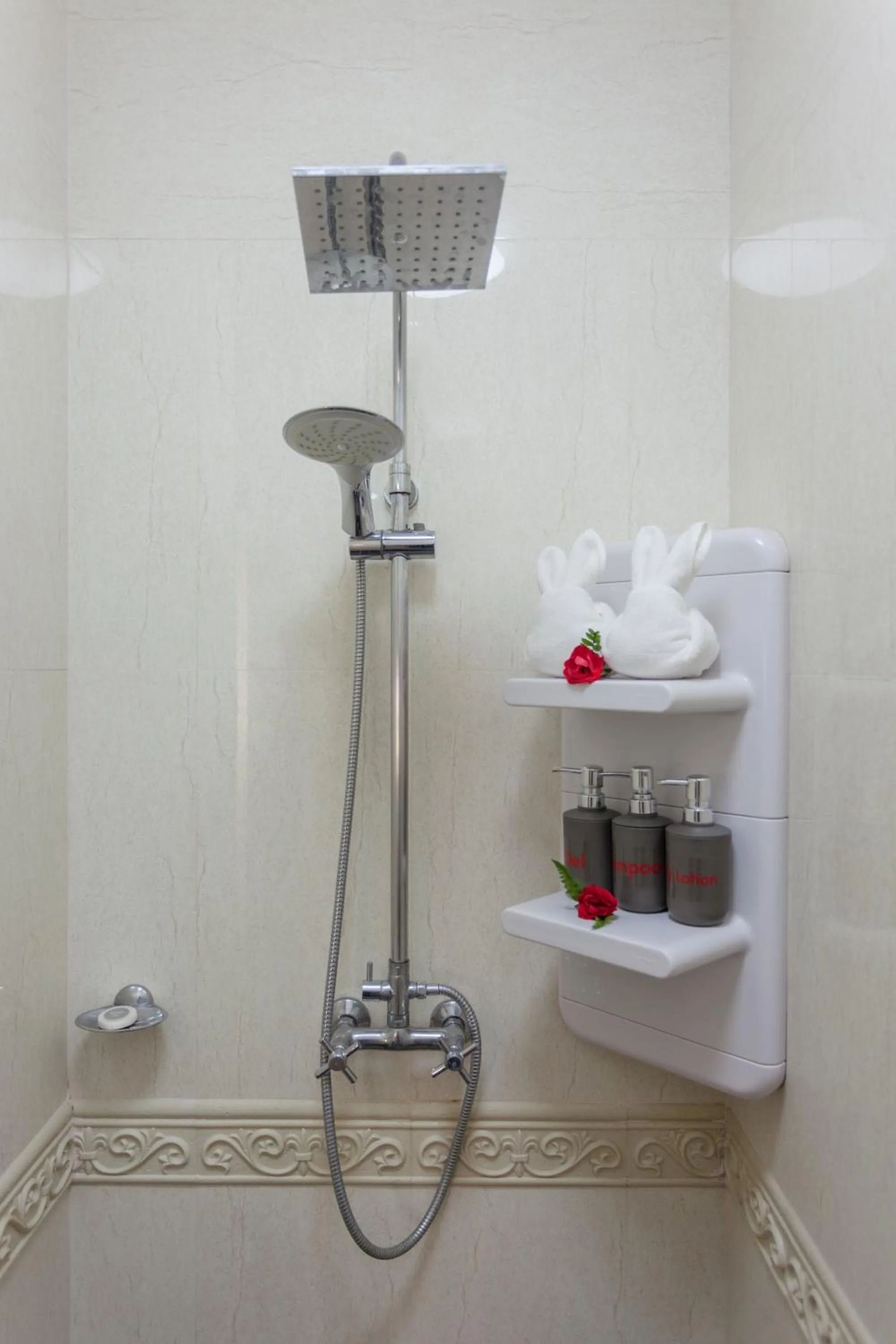 Shower in Tropica Bungalow Beach Hotel