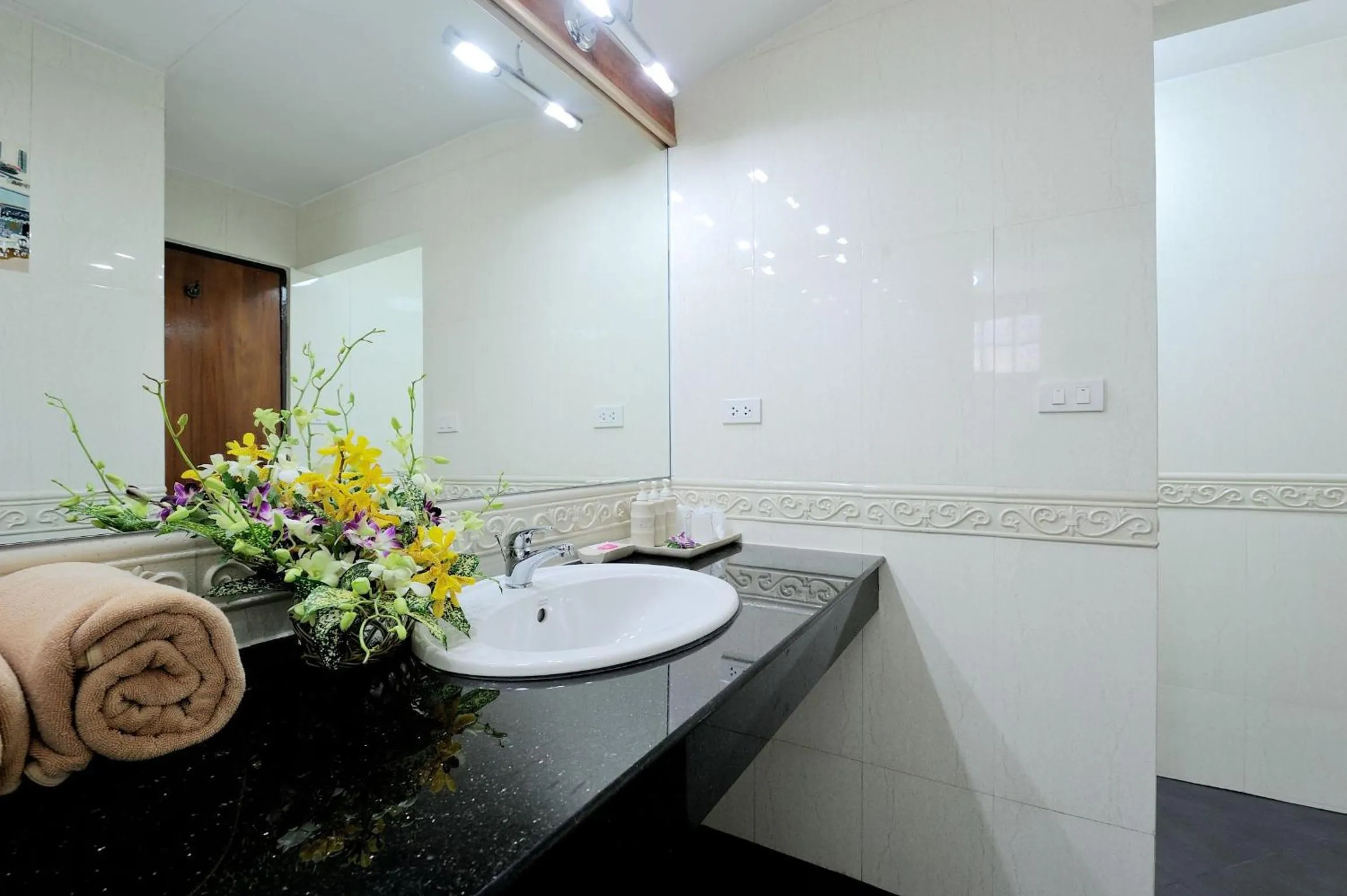 Bathroom in Tropica Bungalow Beach Hotel