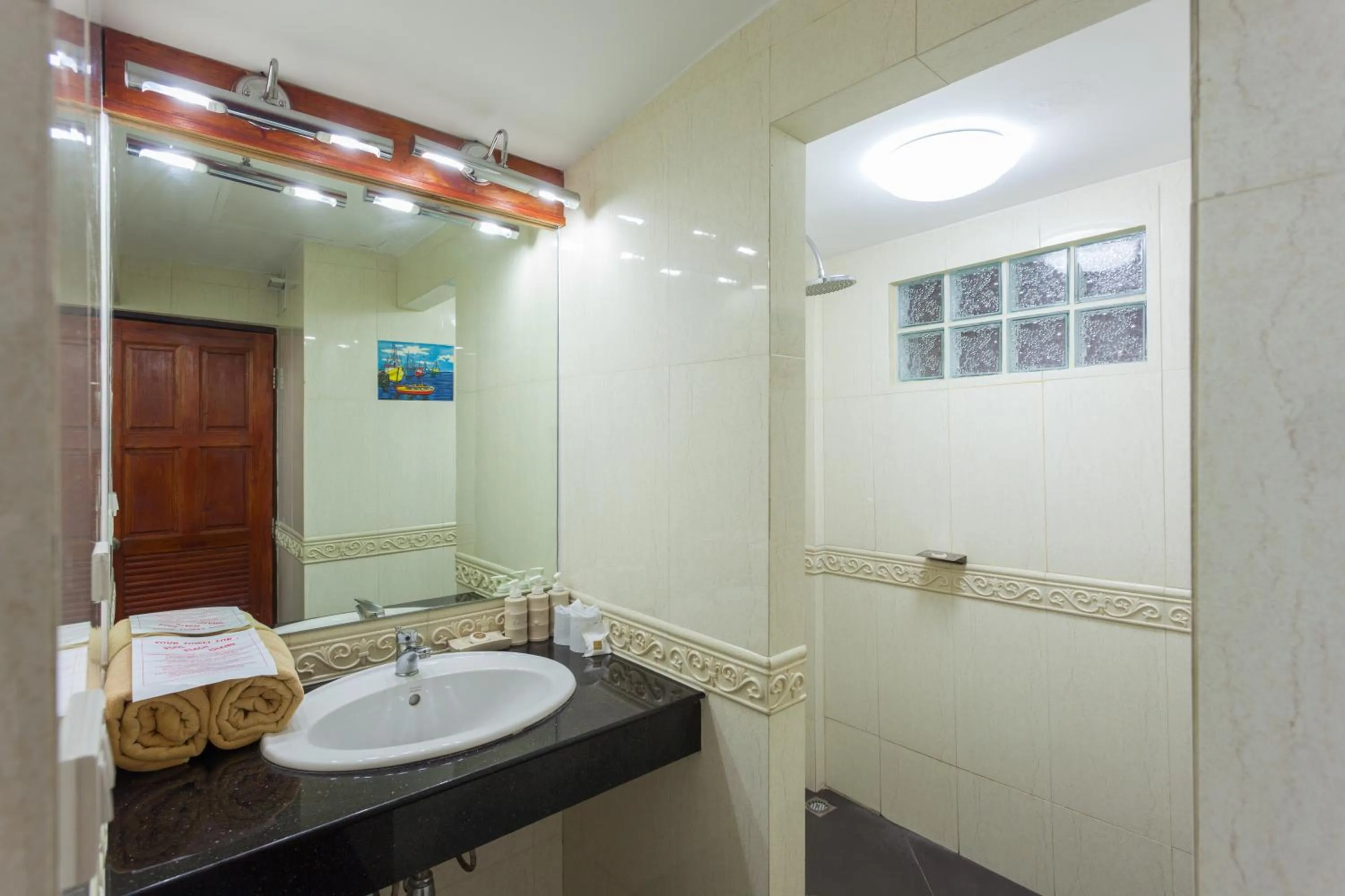 Bathroom in Tropica Bungalow Beach Hotel