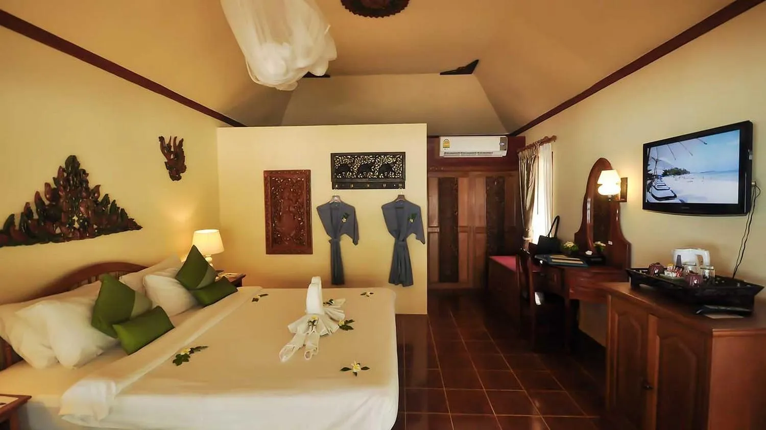 Bed in Chawengburi Resort