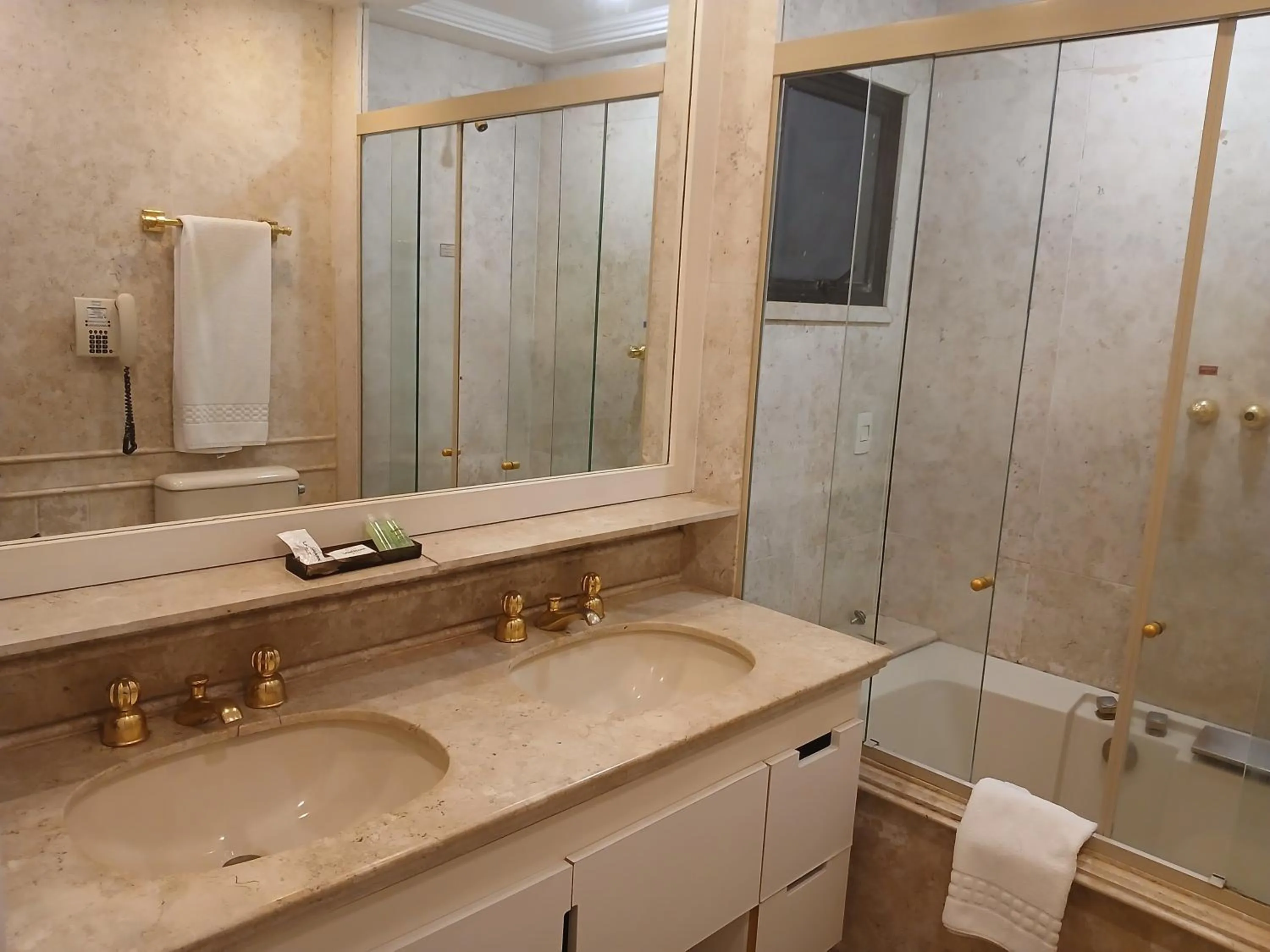 Bathroom in Landmark Residence - OFICIAL