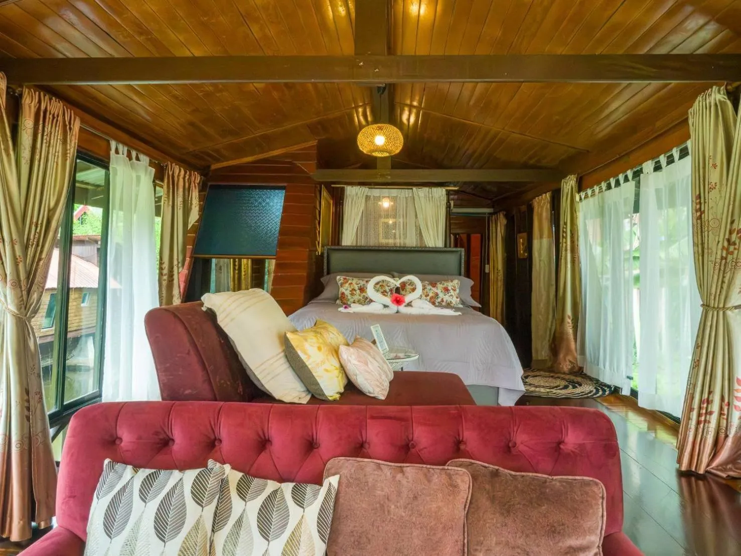 Bed in Kaengkrachan Boathouse Paradise Resort