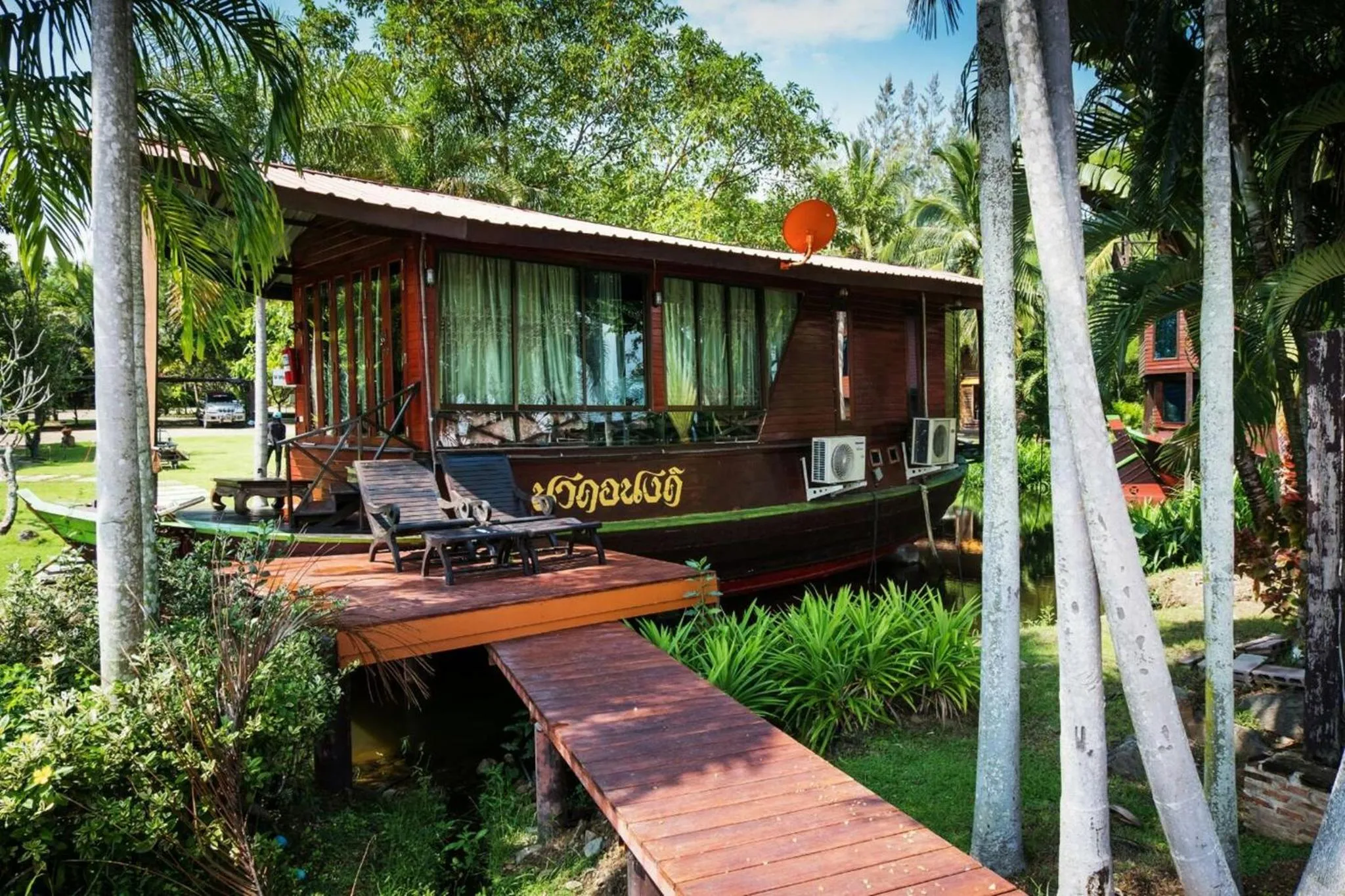 Facade/entrance in Kaengkrachan Boathouse Paradise Resort