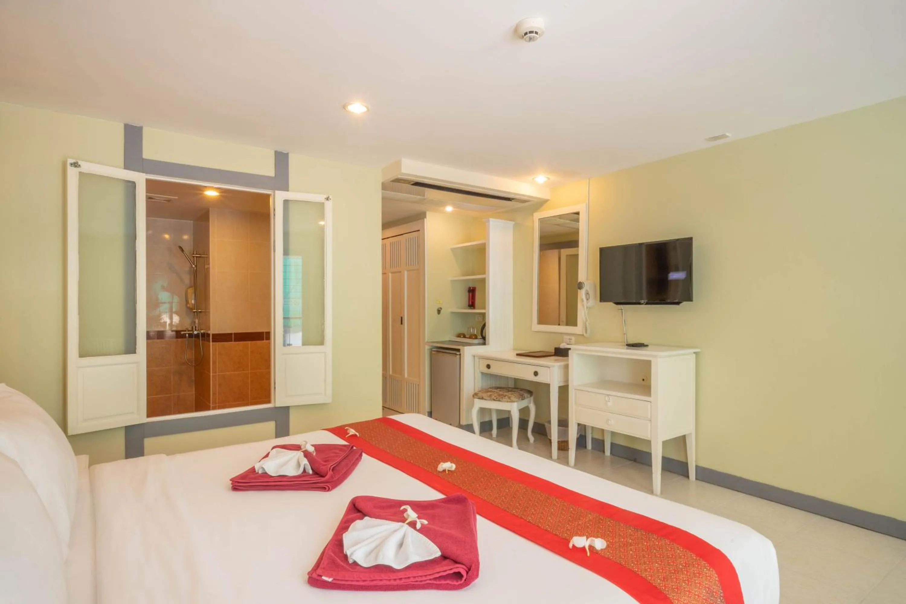 TV and multimedia, Bed in La Vintage Resort - Patong, Phuket