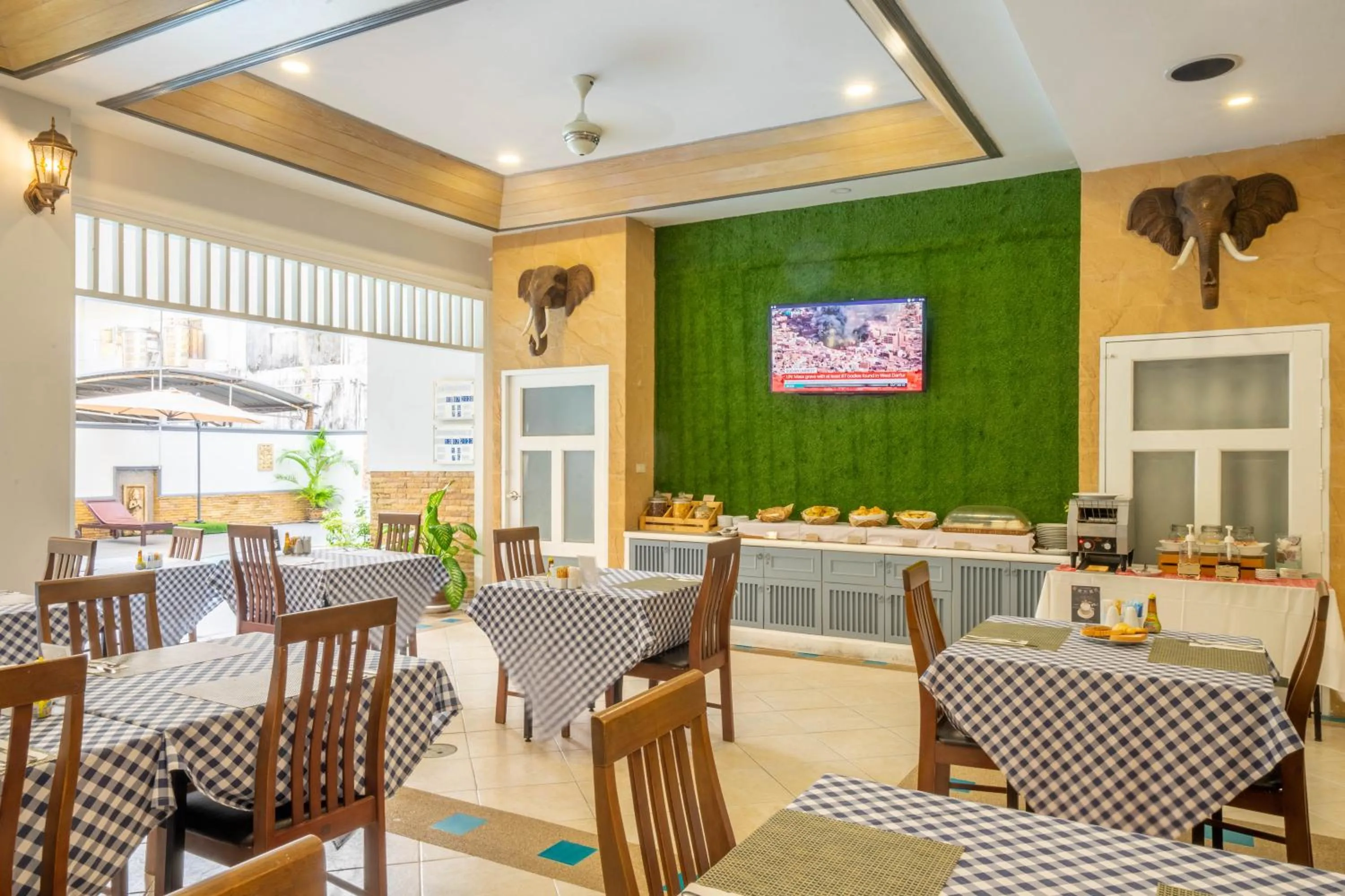 Restaurant/places to eat in La Vintage Resort - Patong, Phuket