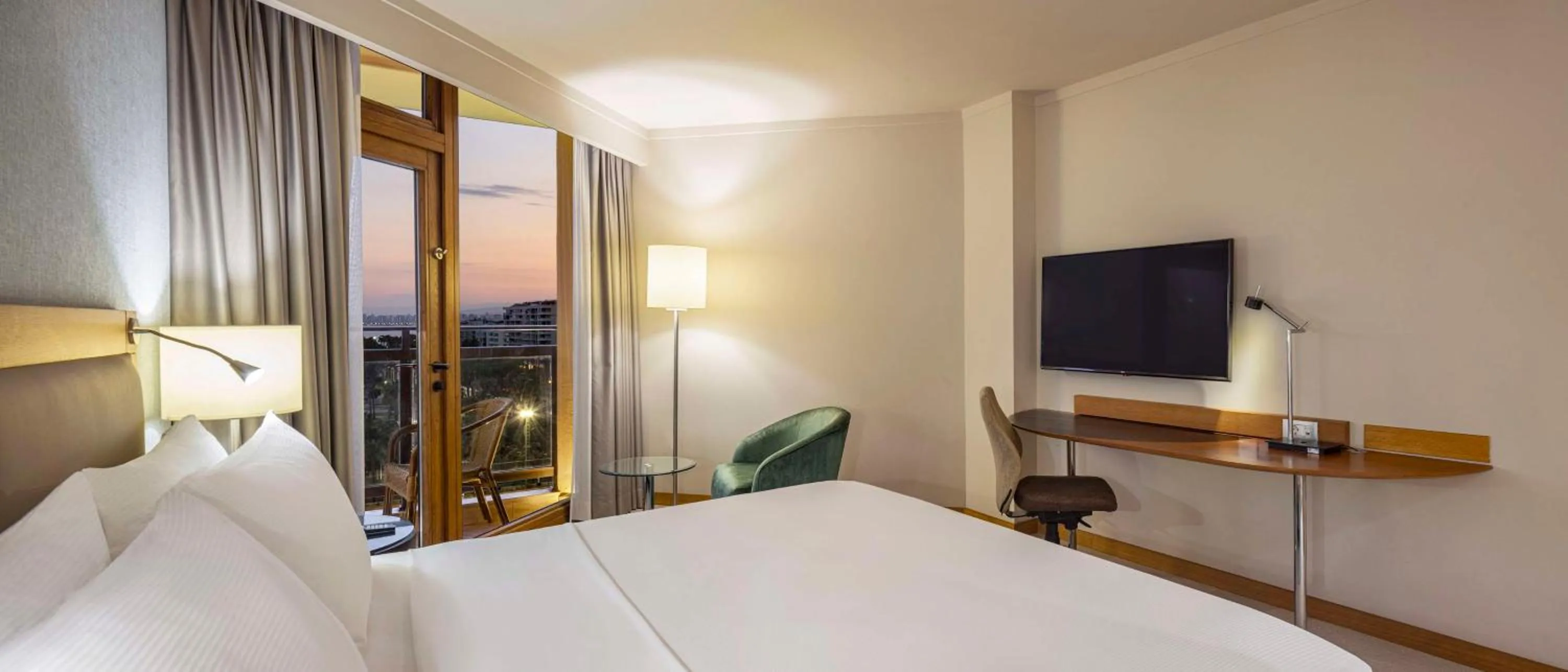 TV and multimedia, Bed in Mersin HiltonSA