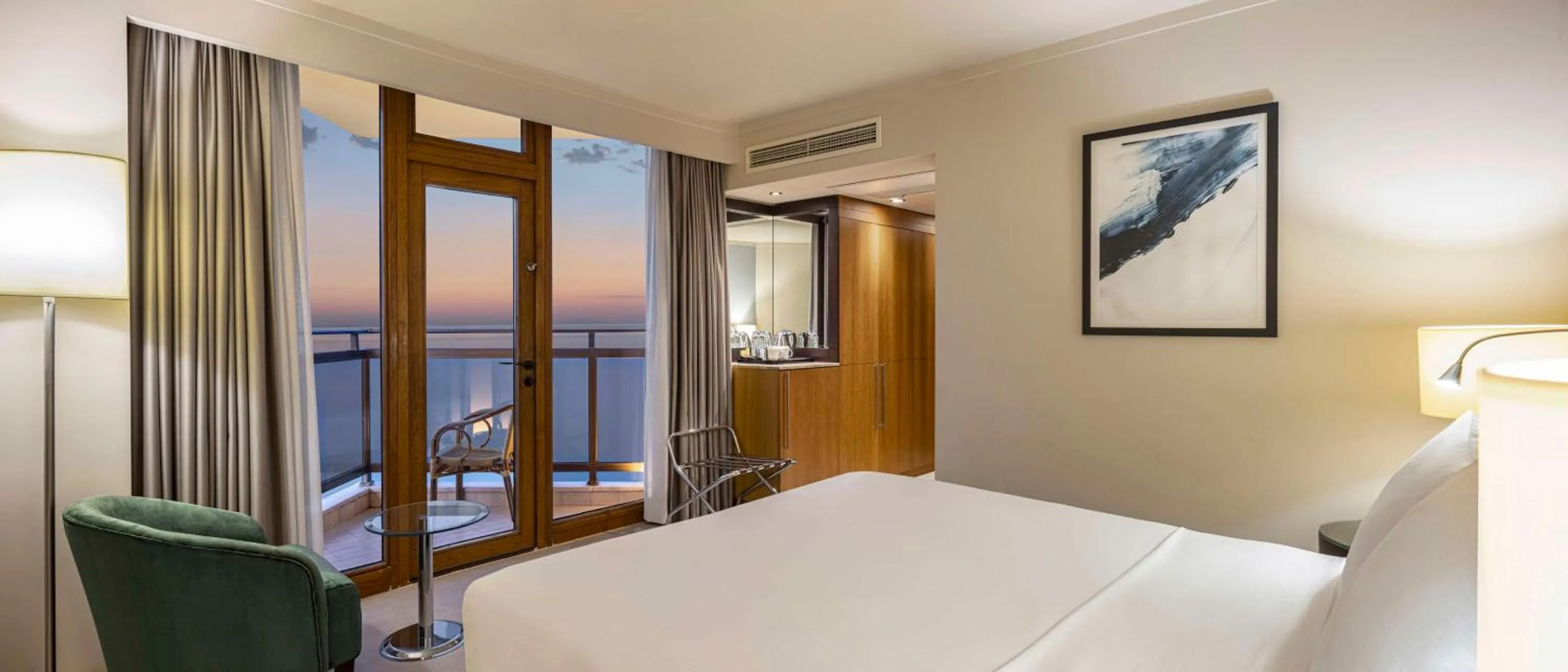 Coffee/tea facilities, Bed in Mersin HiltonSA