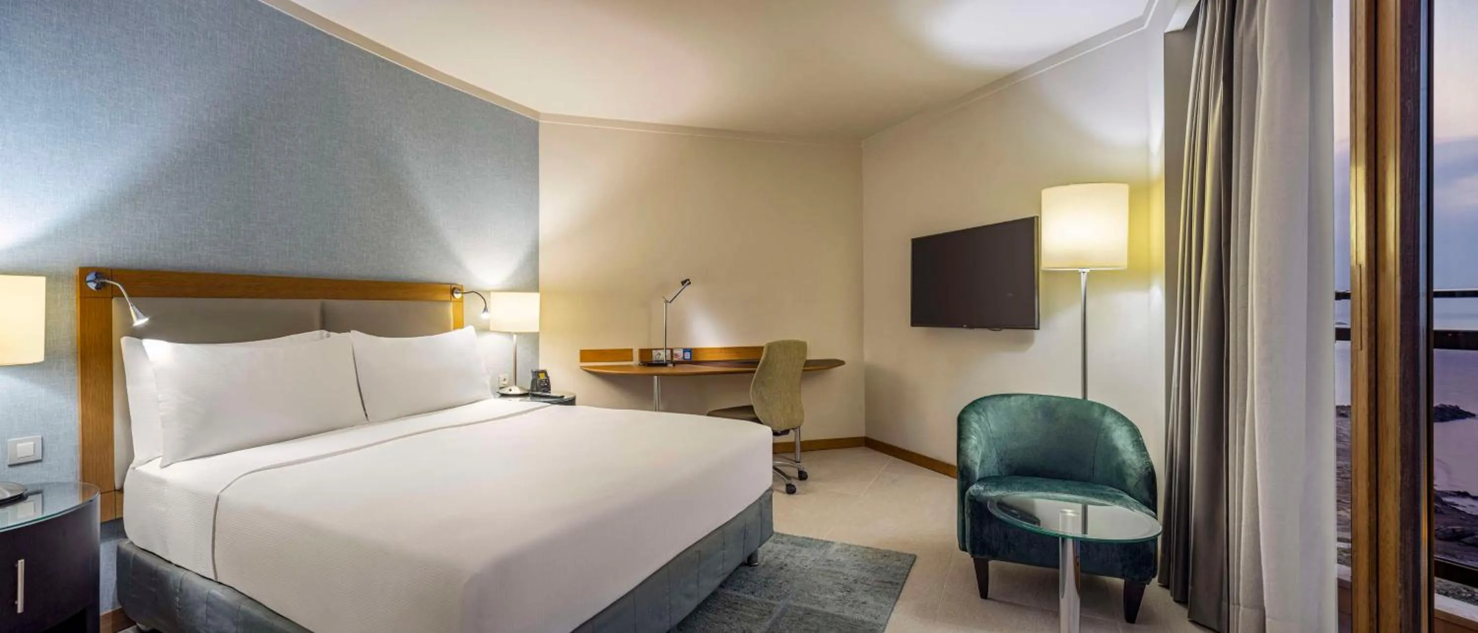 TV and multimedia, Bed in Mersin HiltonSA