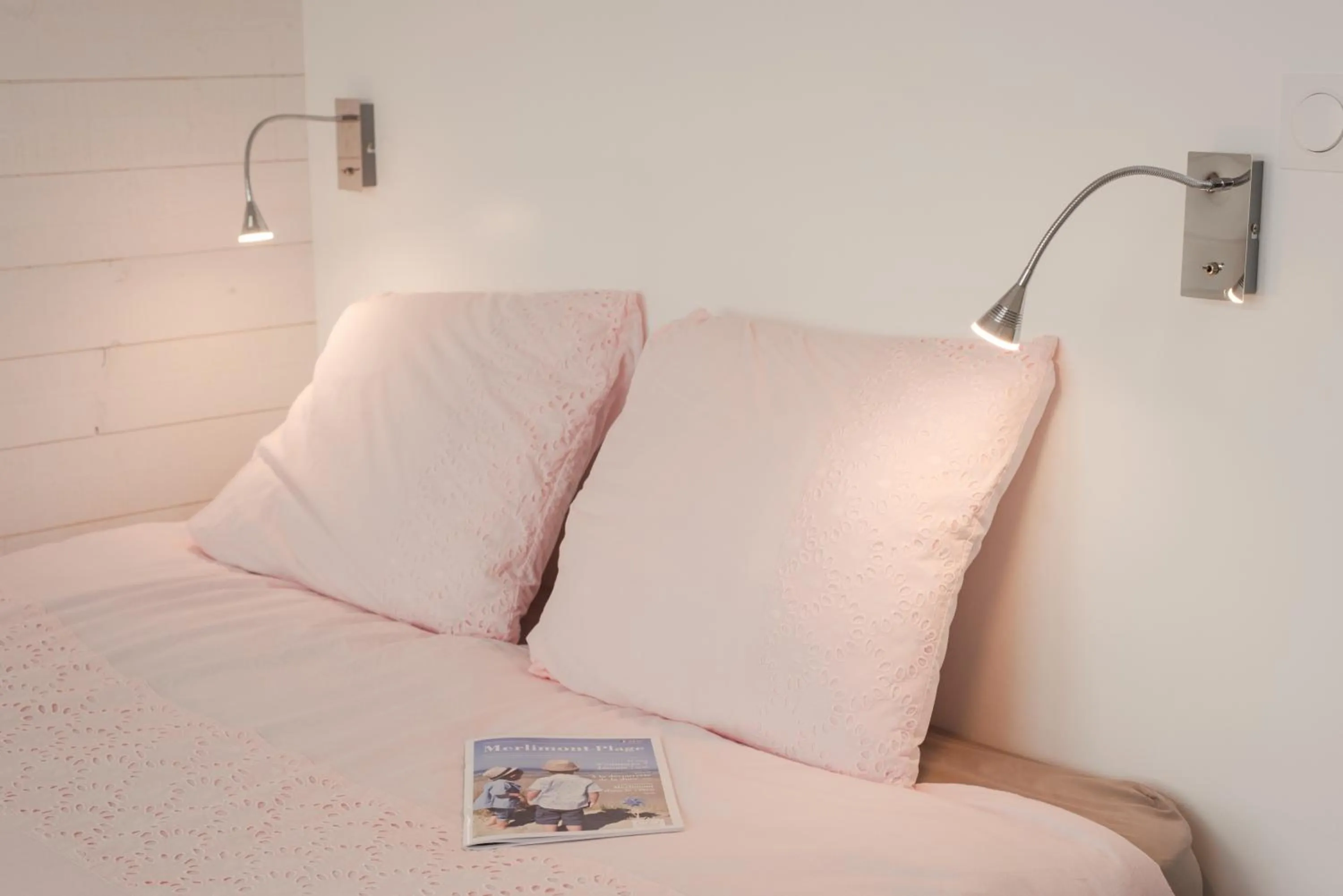 Bed in Les Chambres d'Hôtes de la Mer