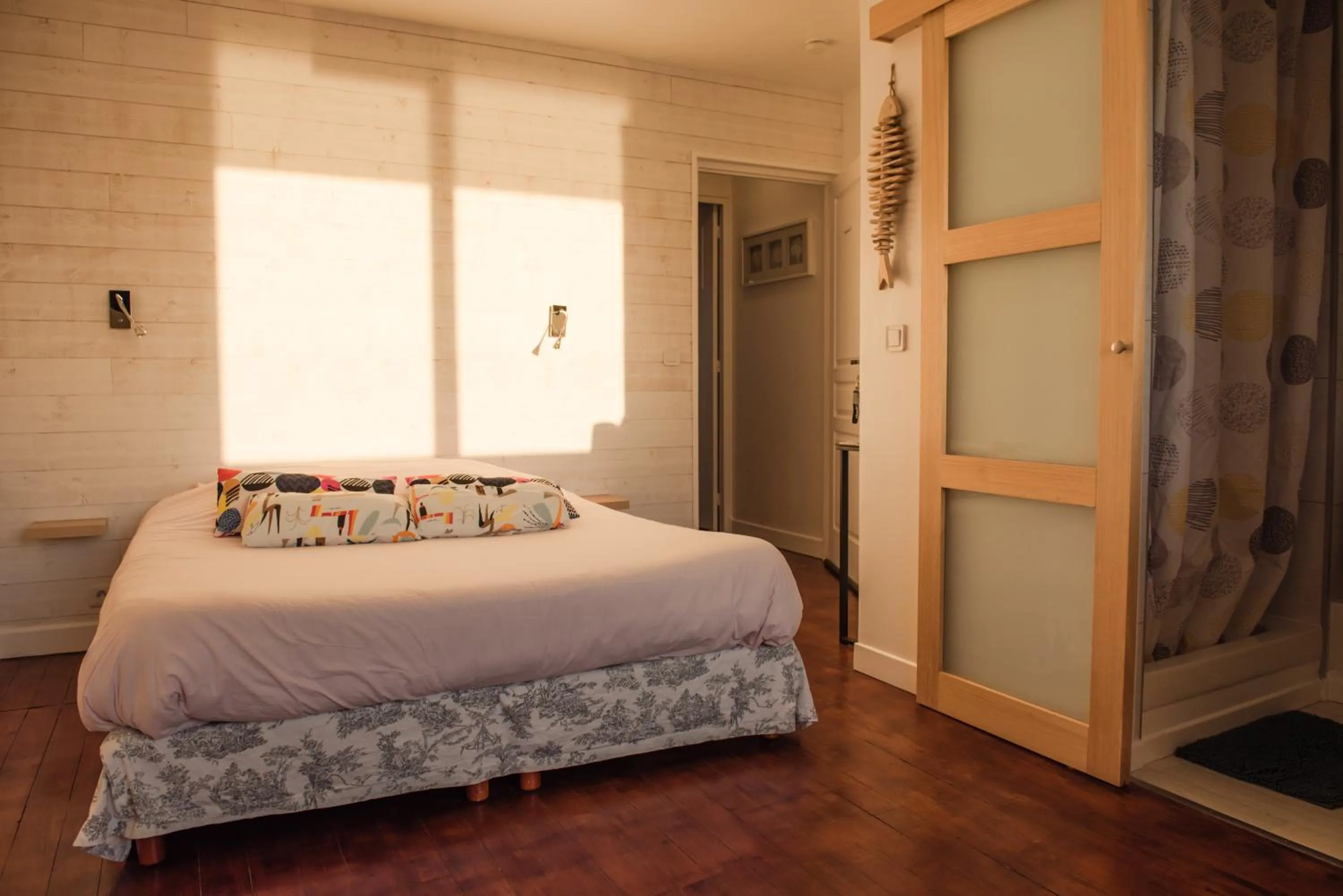 Photo of the whole room, Bed in Les Chambres d'Hôtes de la Mer