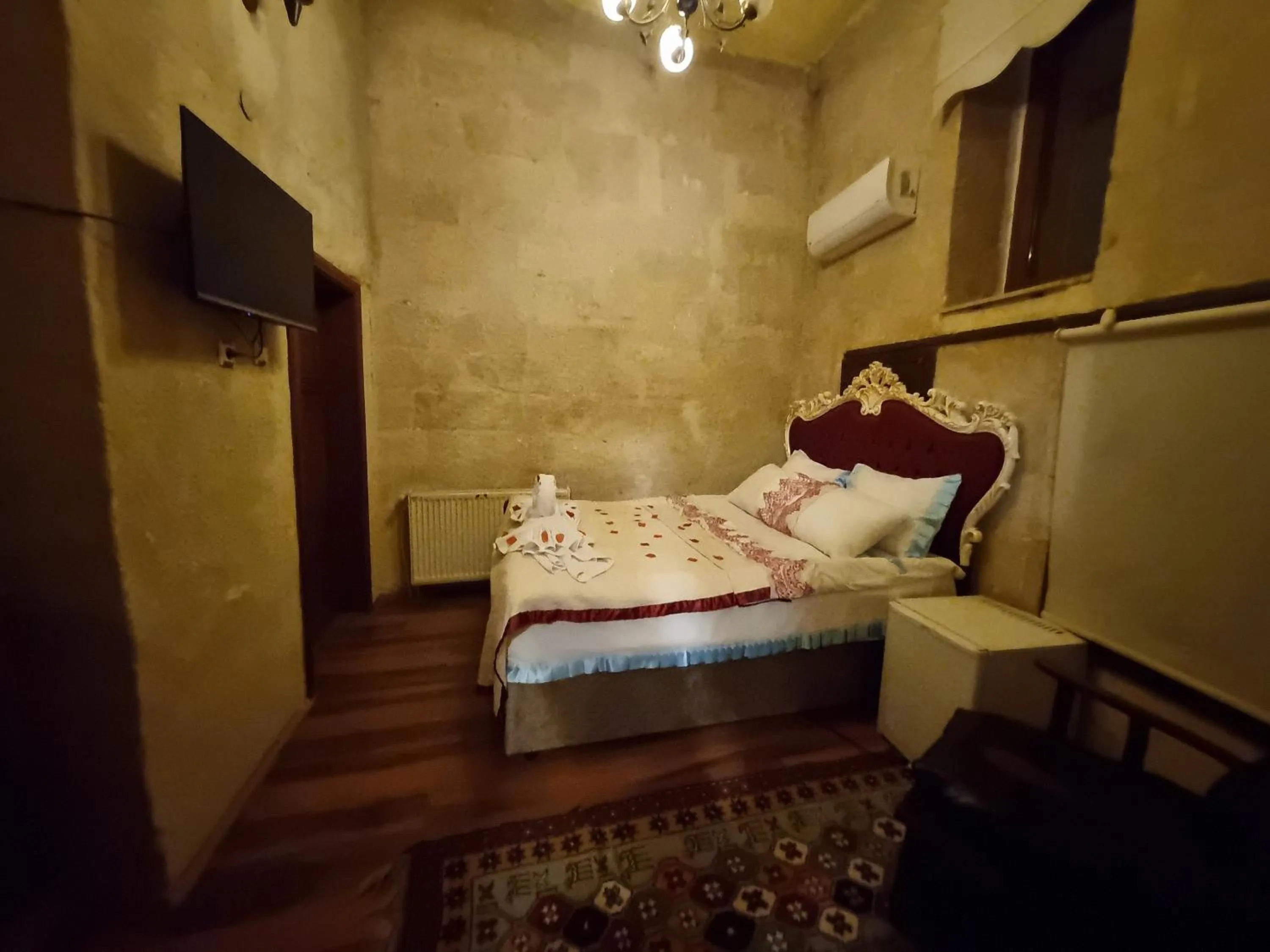 TV and multimedia in Born Hotel