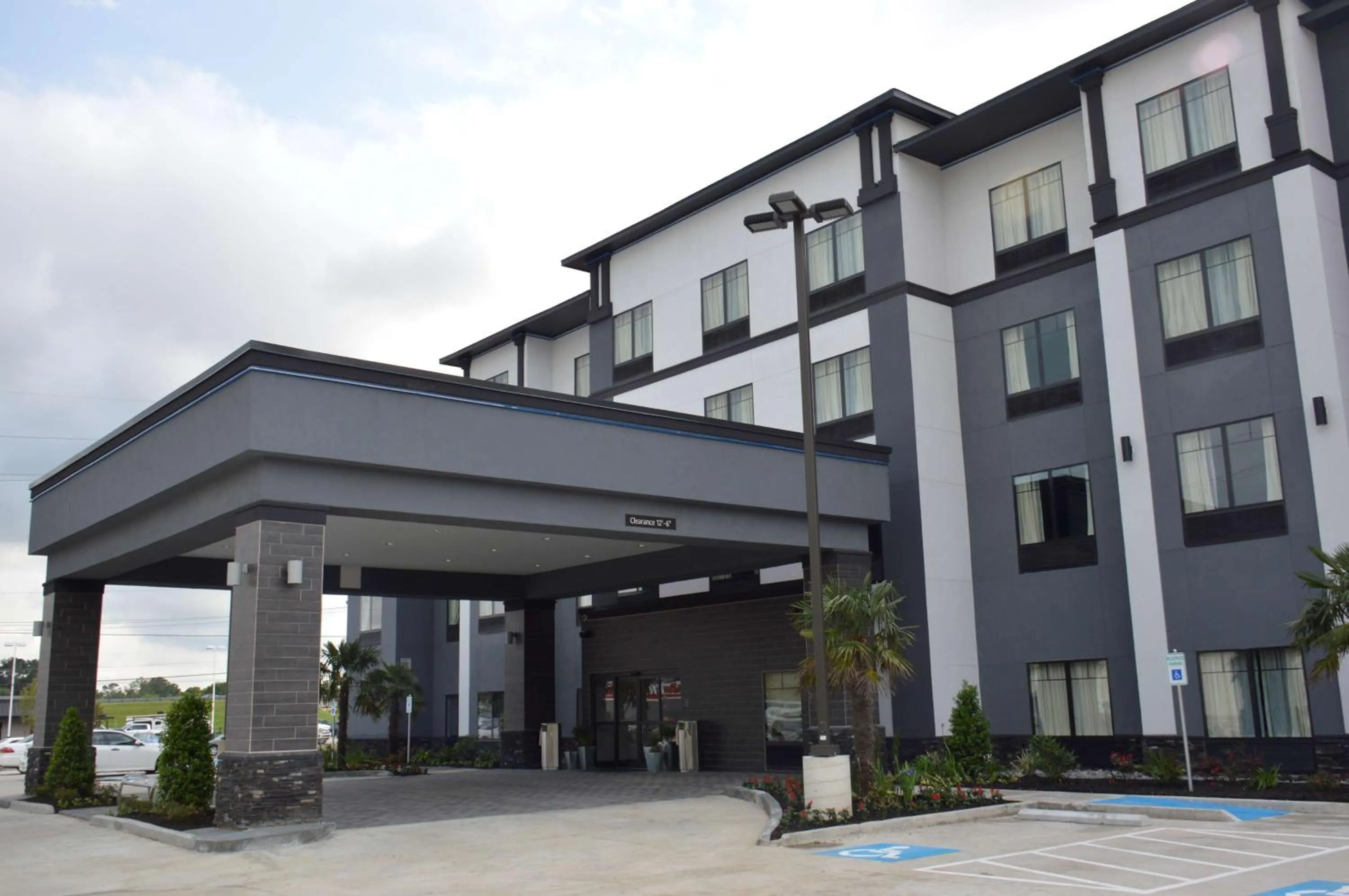 Property building in Best Western Plus Prien Lake Hotel & Suites - Lake Charles