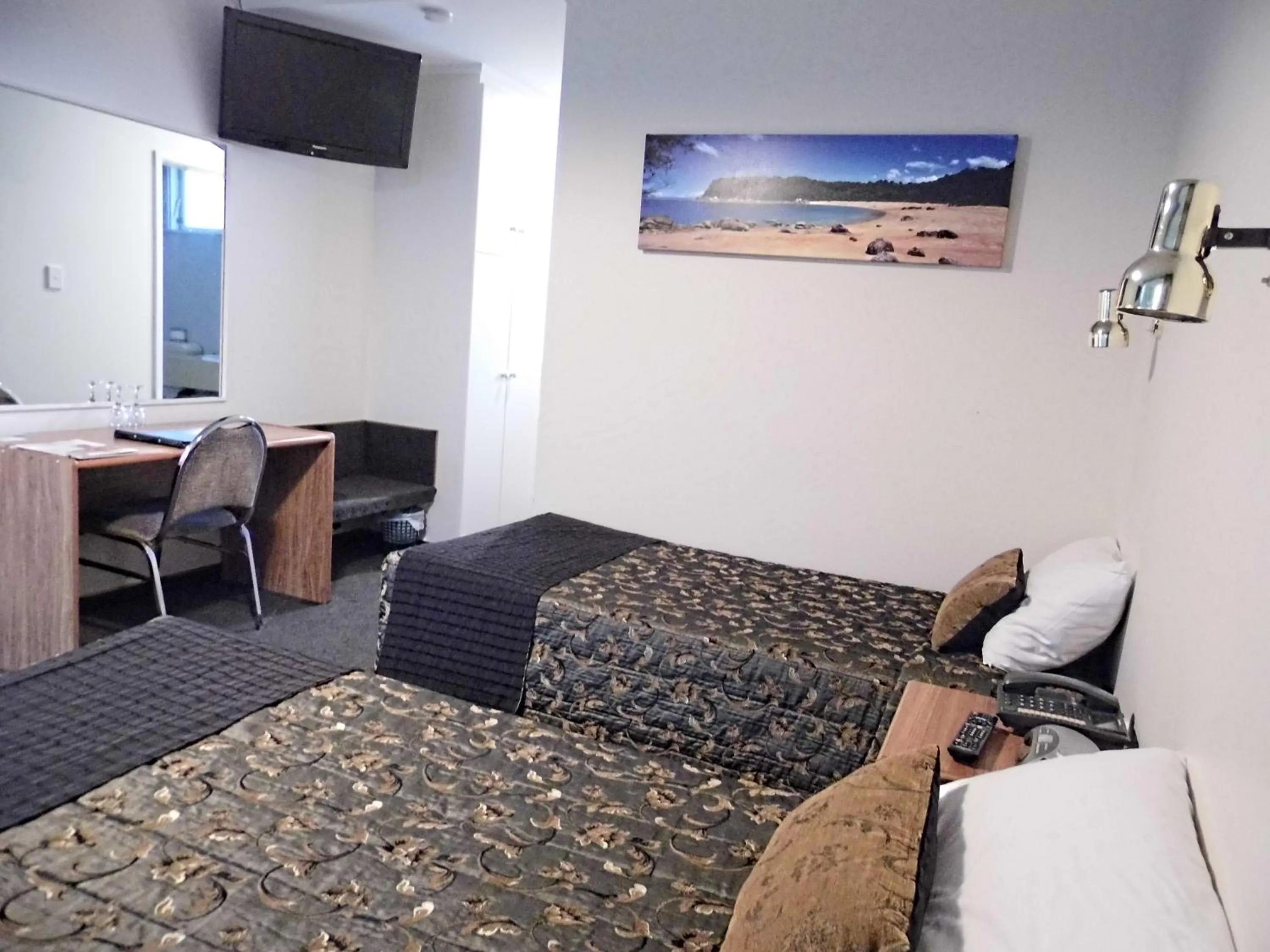 Bedroom, TV/Entertainment Center in The Westport Hotel