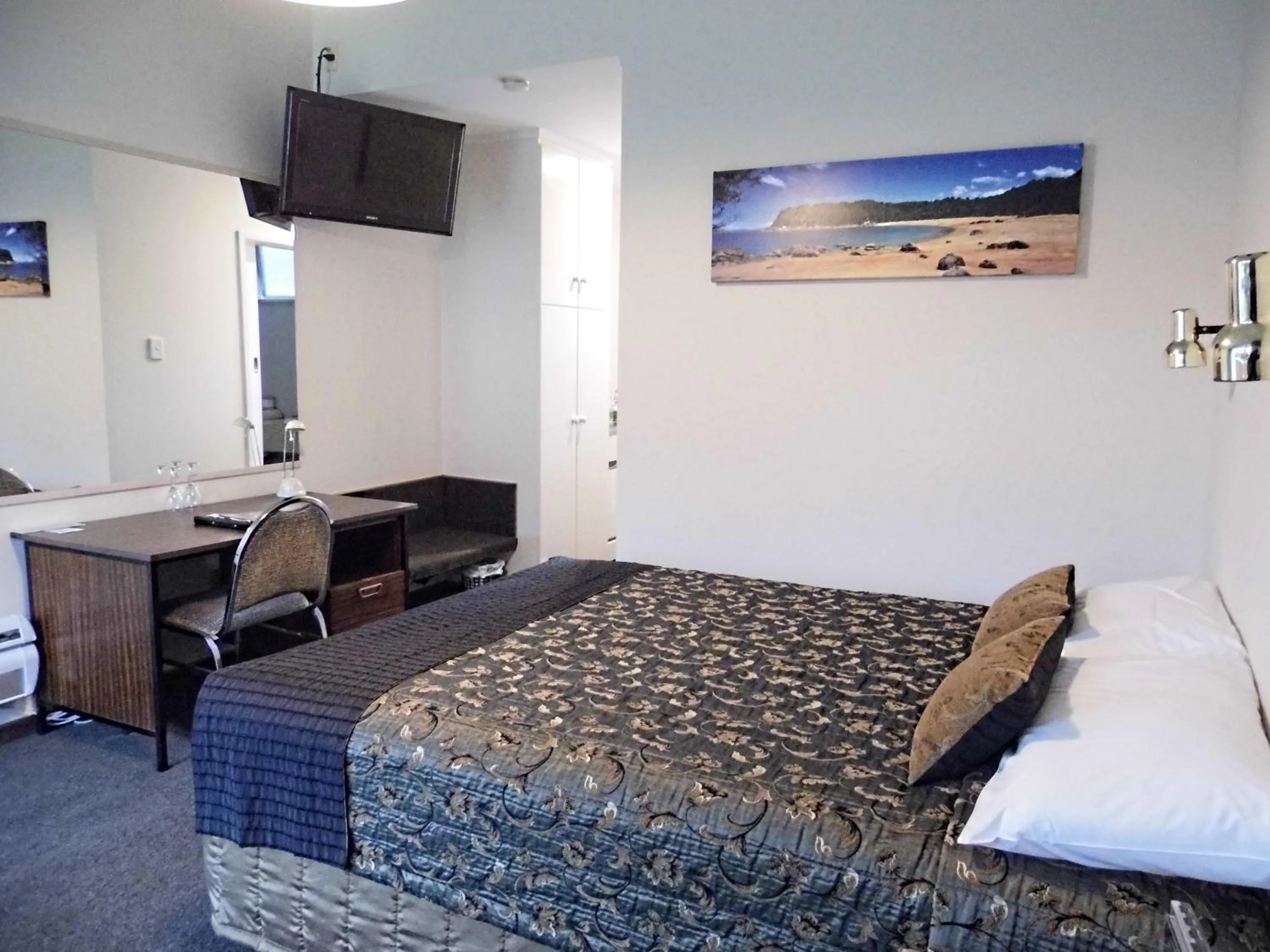 Bedroom, TV/Entertainment Center in The Westport Hotel