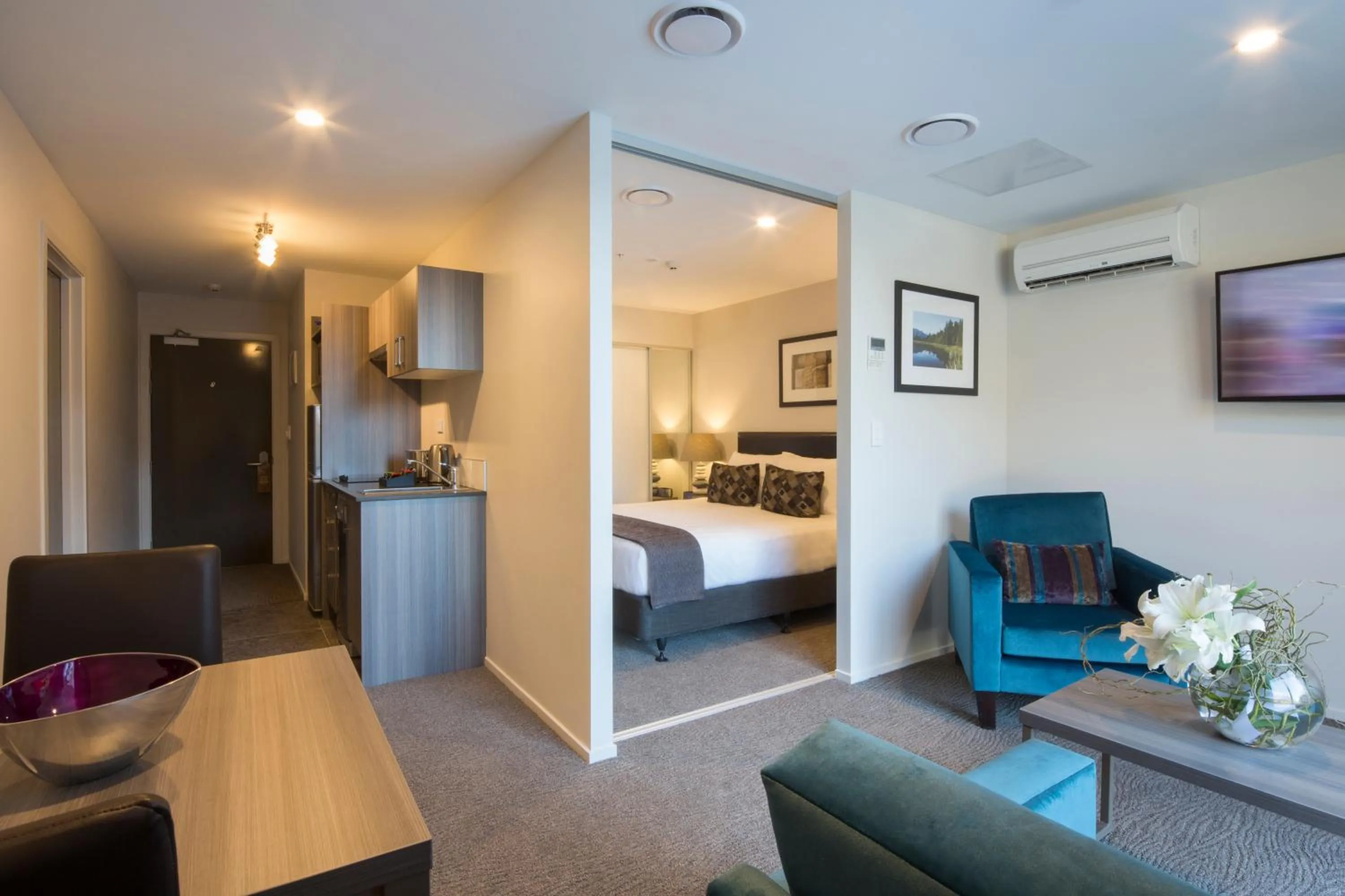 Kitchen or kitchenette, Bed in Ramada Suites by Wyndham Queenstown Remarkables Park