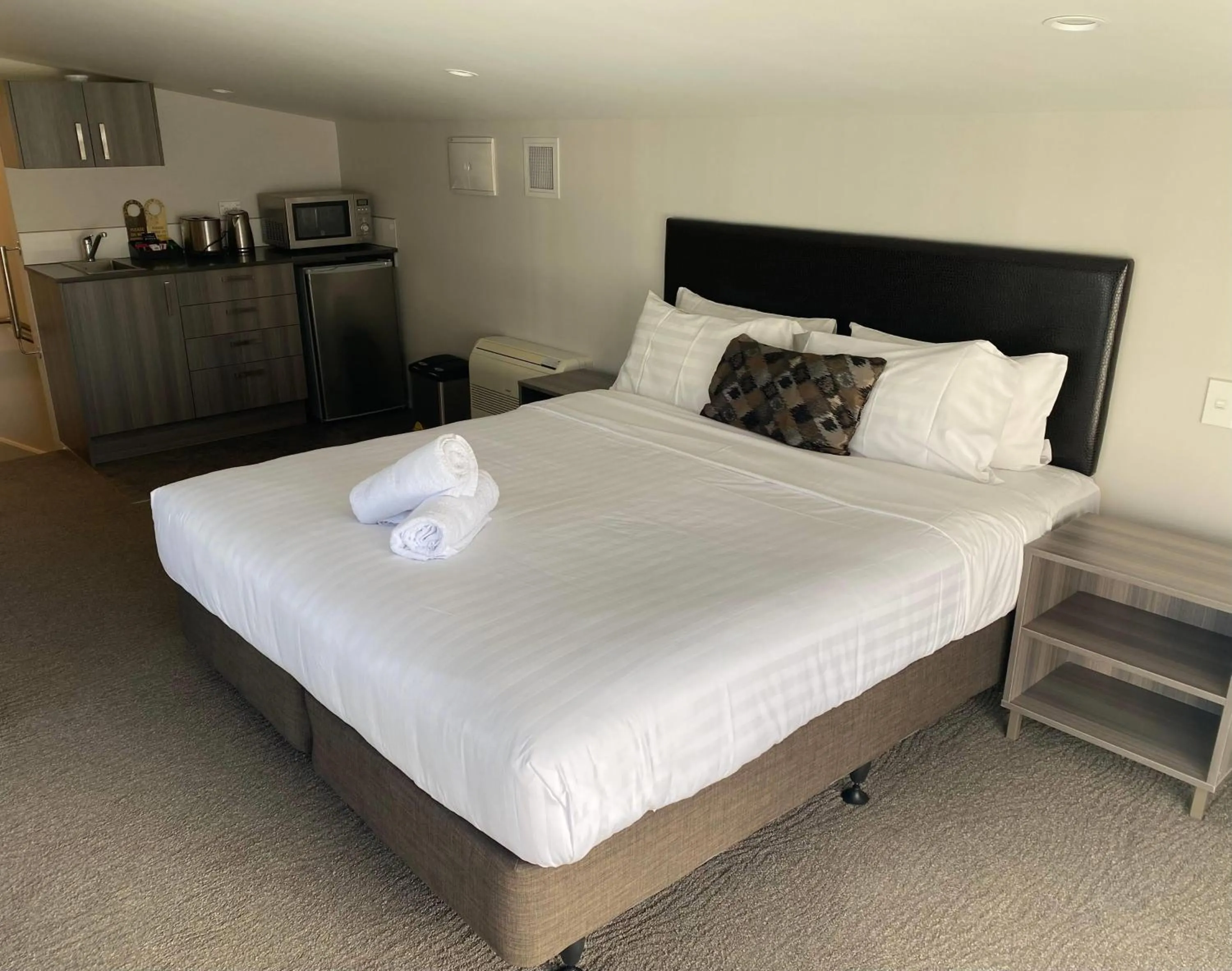 Photo of the whole room, Bed in Ramada Suites by Wyndham Queenstown Remarkables Park