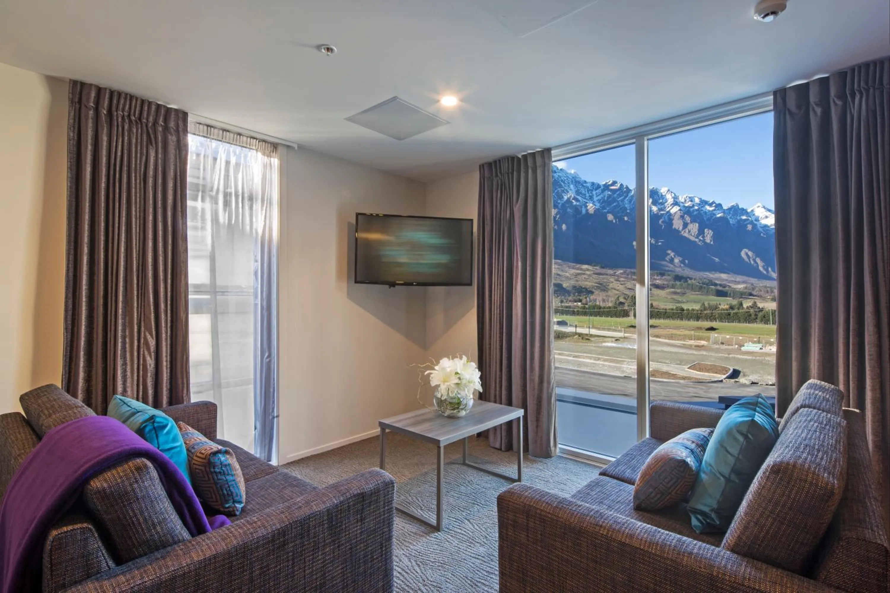 Living room in Ramada Suites by Wyndham Queenstown Remarkables Park