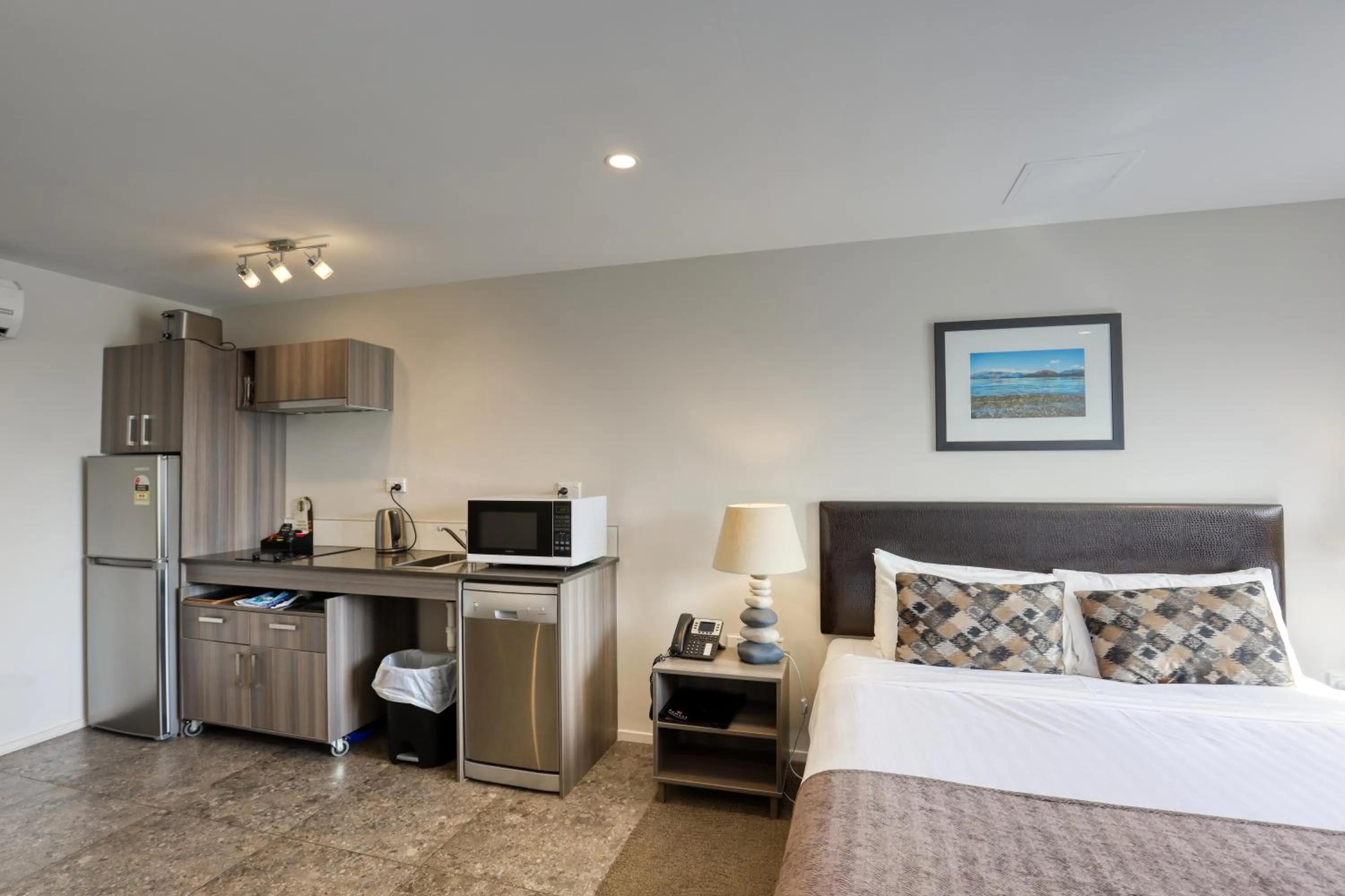 Photo of the whole room, Bed in Ramada Suites by Wyndham Queenstown Remarkables Park