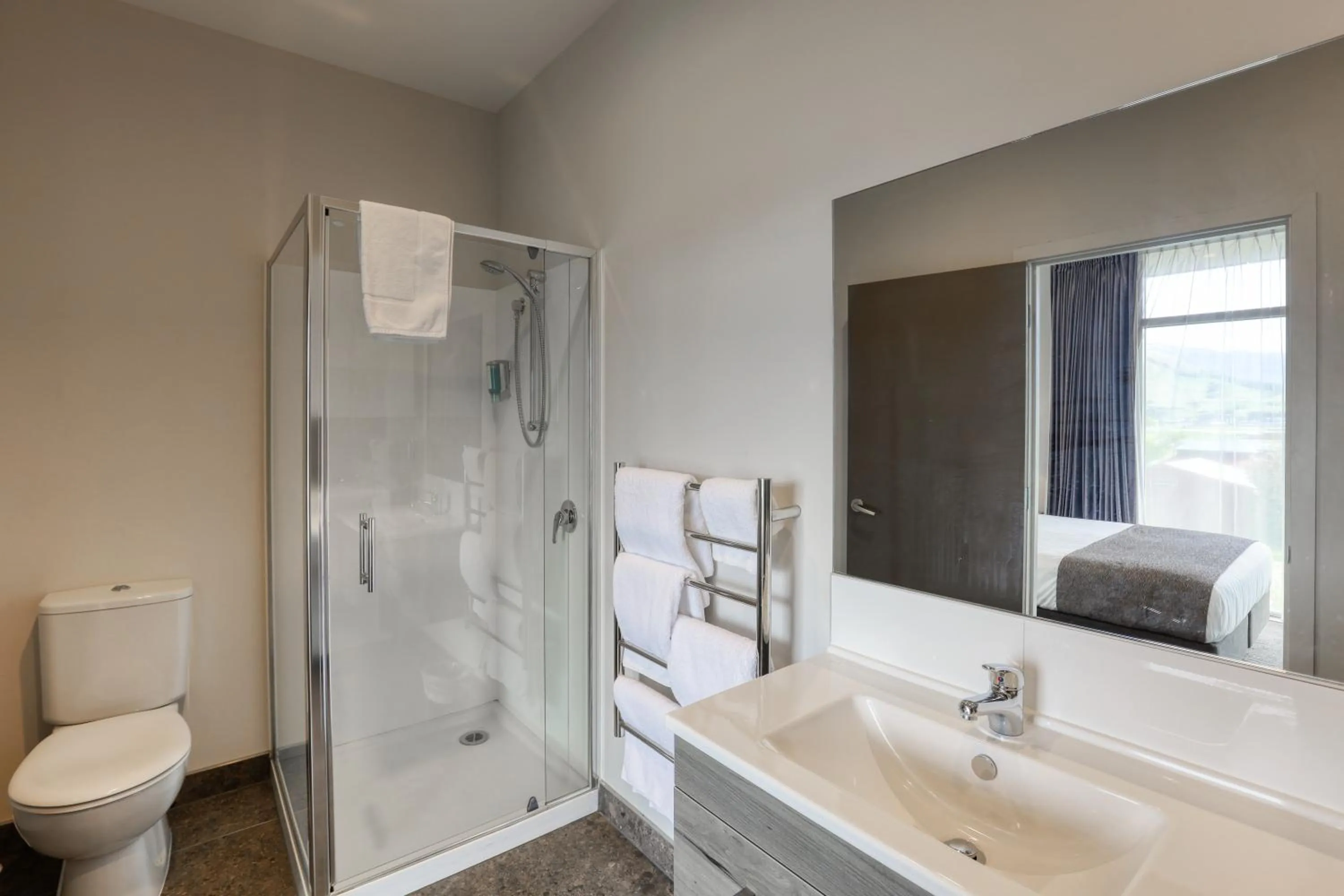Bathroom, Bed in Ramada Suites by Wyndham Queenstown Remarkables Park
