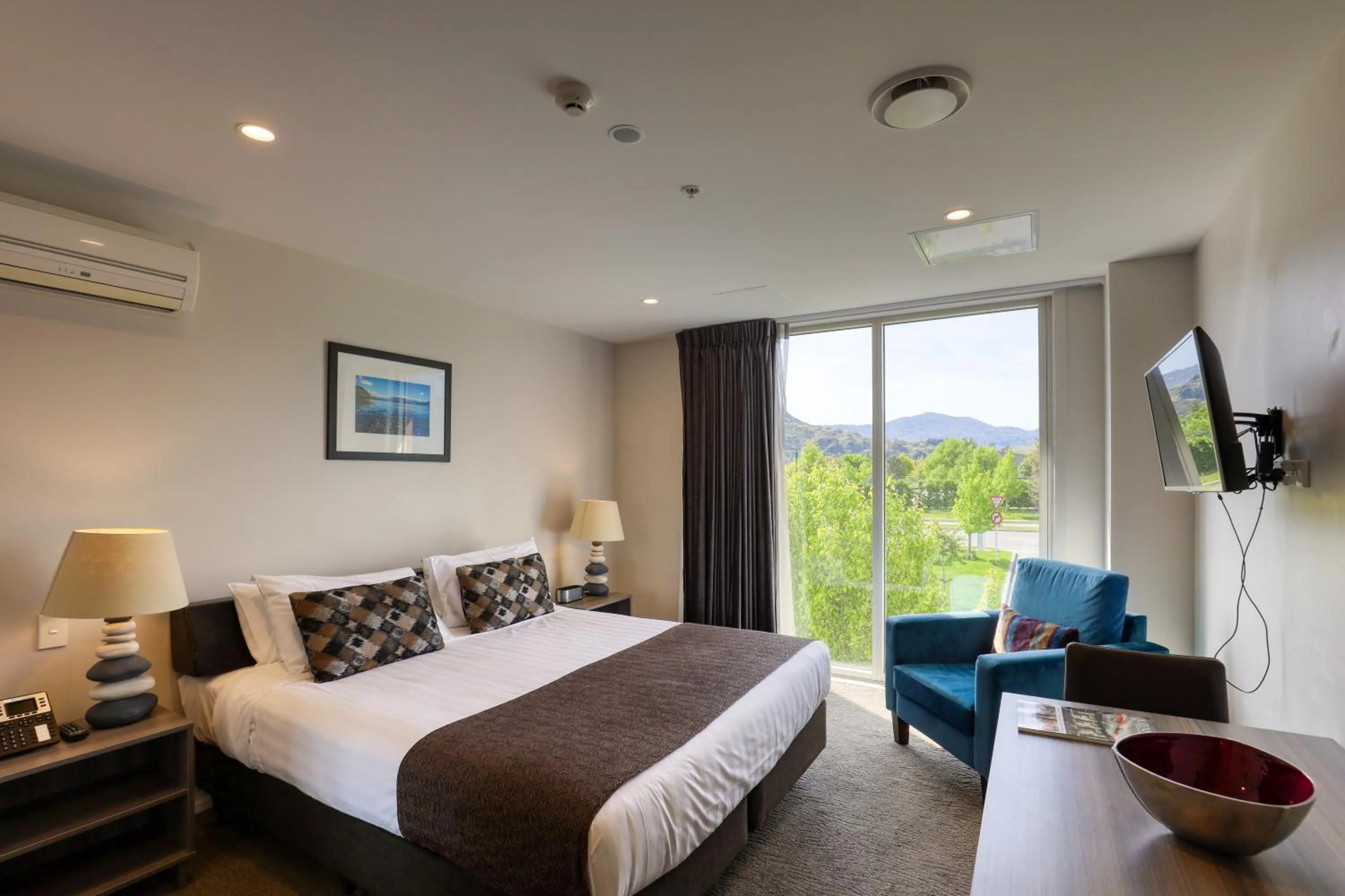 Bedroom, Bed in Ramada Suites by Wyndham Queenstown Remarkables Park