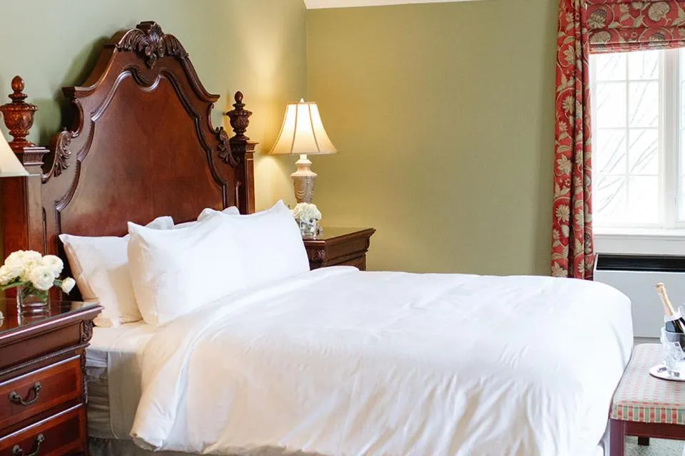 Bed in Riverbend Inn & Vineyard