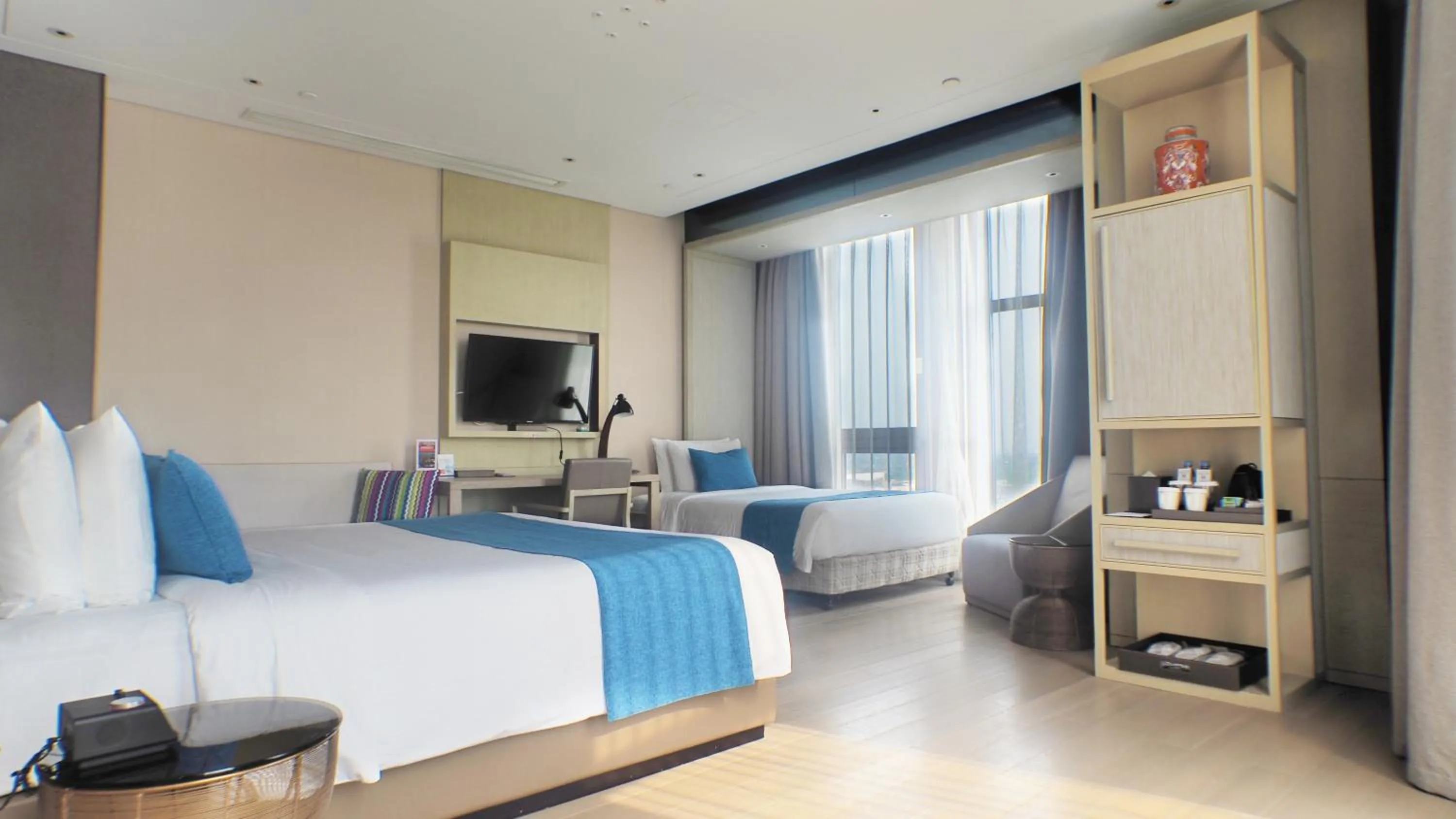 Photo of the whole room, Bed in Novotel Shanghai Clover