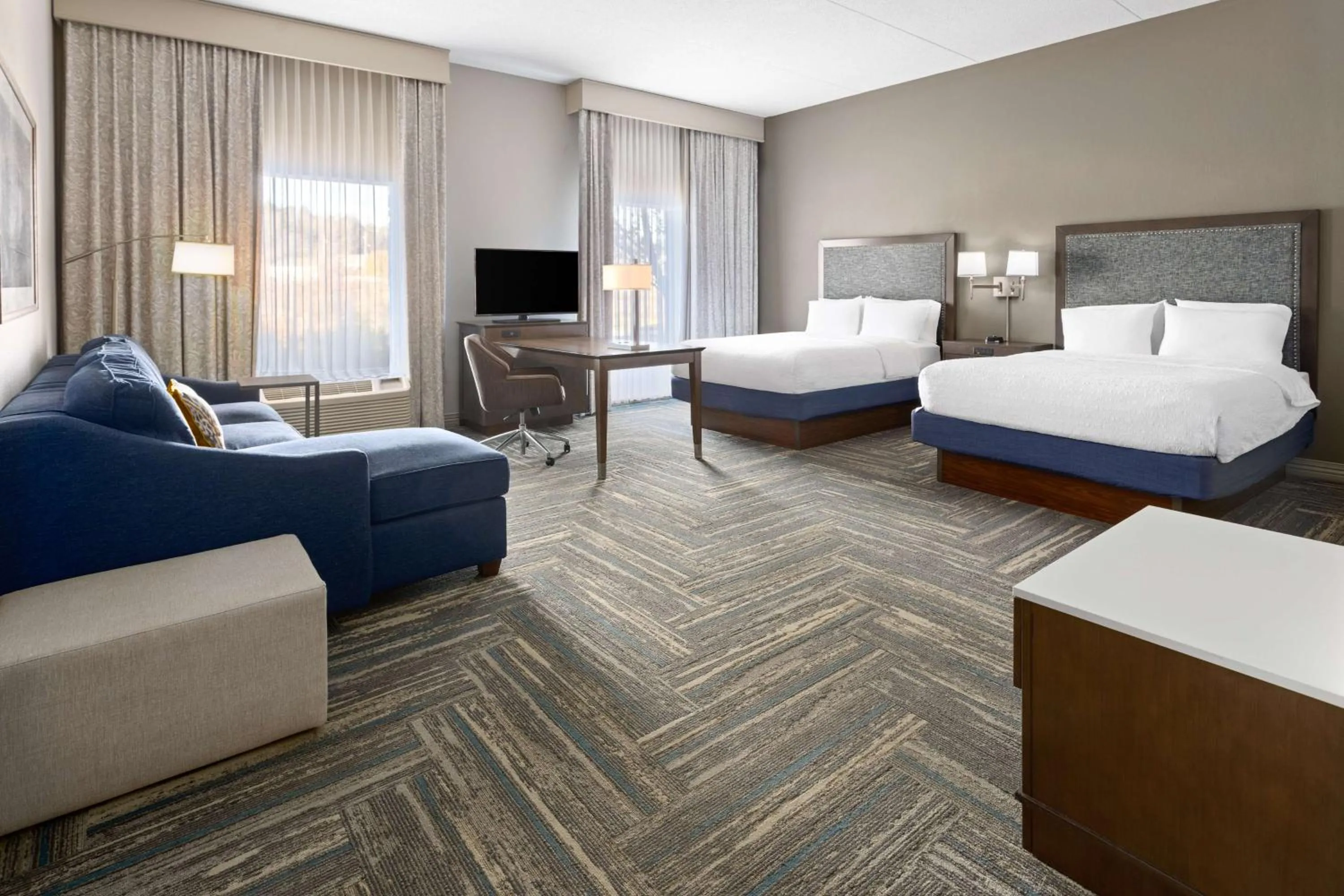 Living room, Bed in Hampton Inn & Suites Wells-Ogunquit