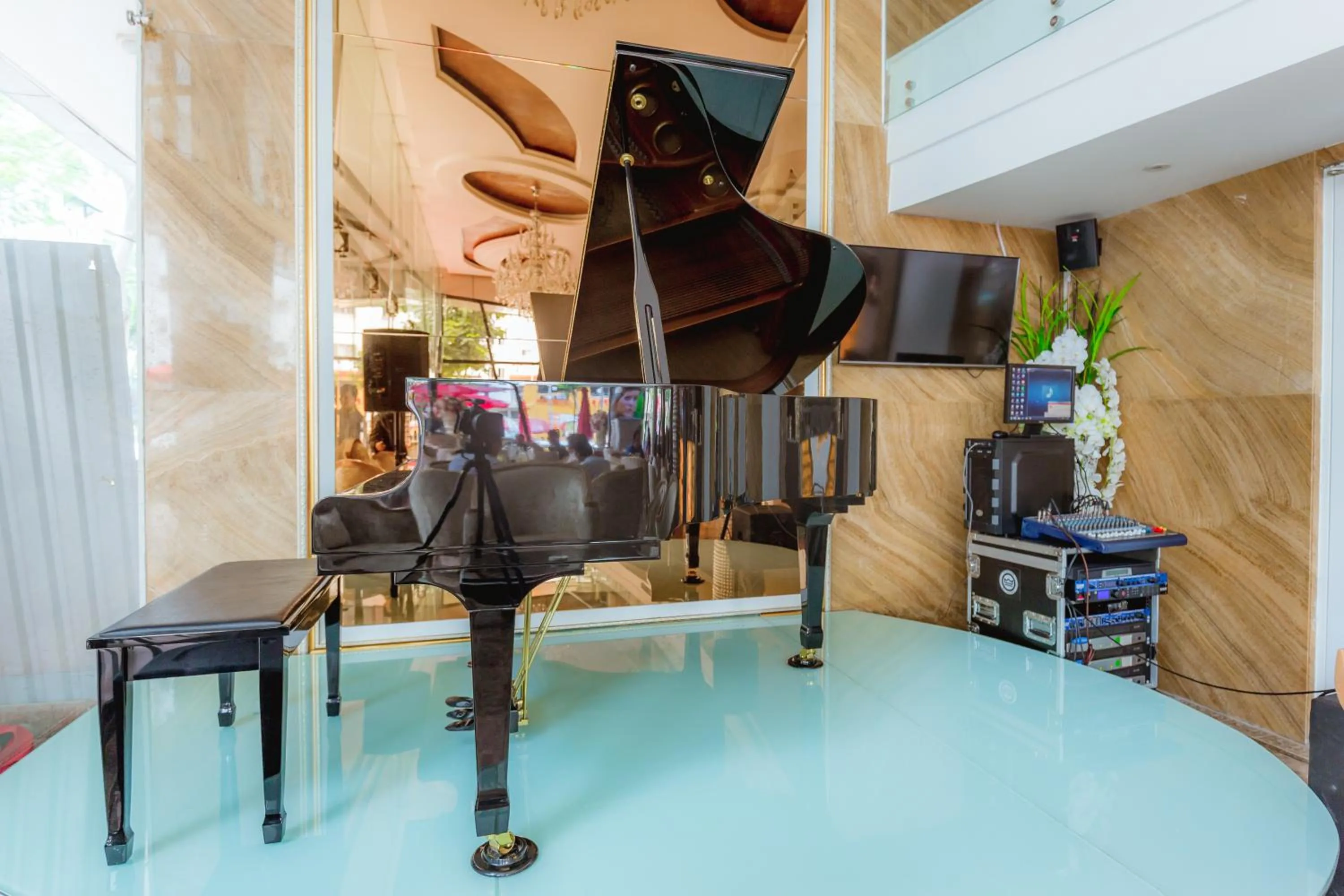 Restaurant/places to eat in Hoang Trieu Hotel