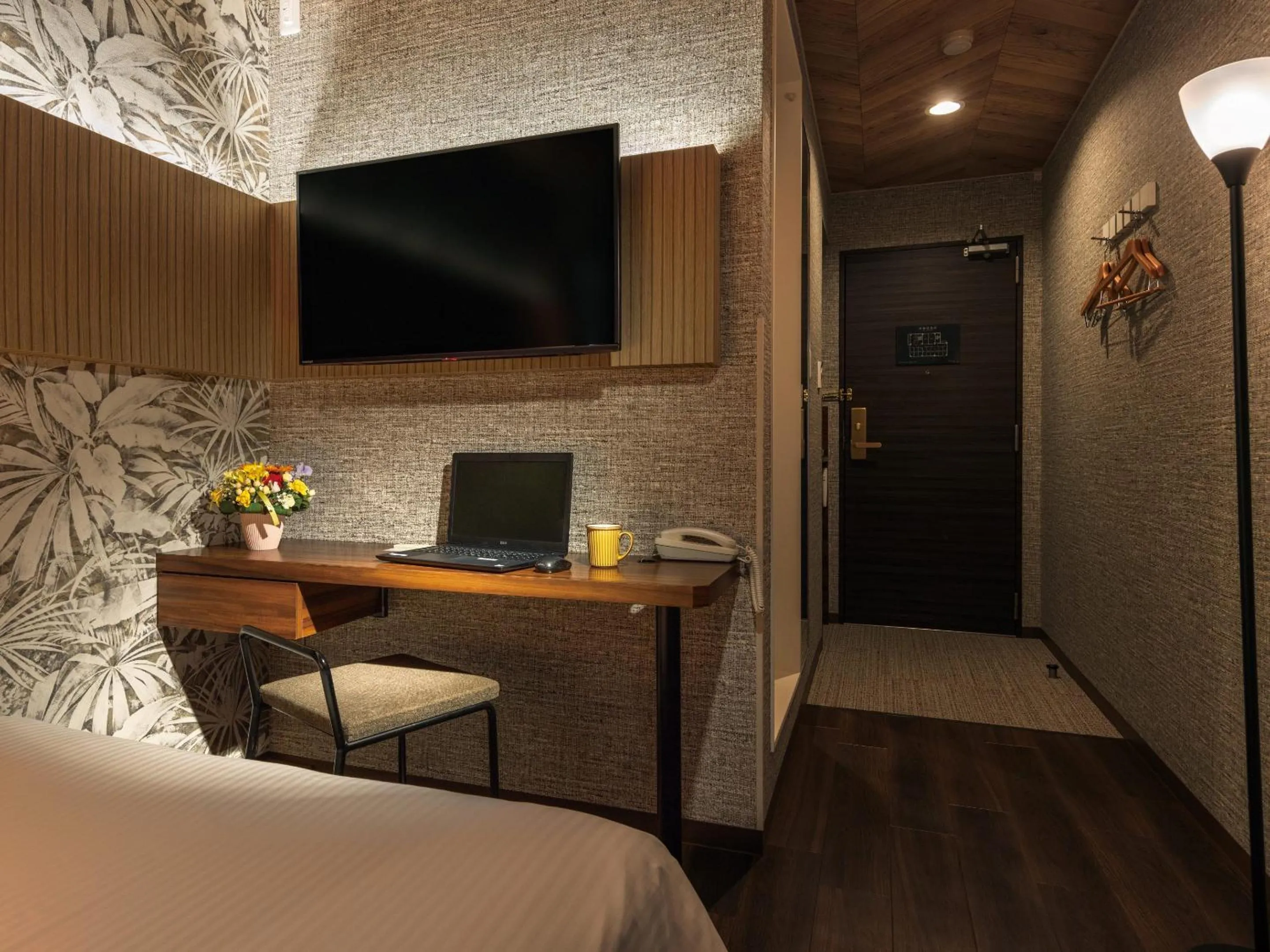 Photo of the whole room, Bed in Tokai City Hotel