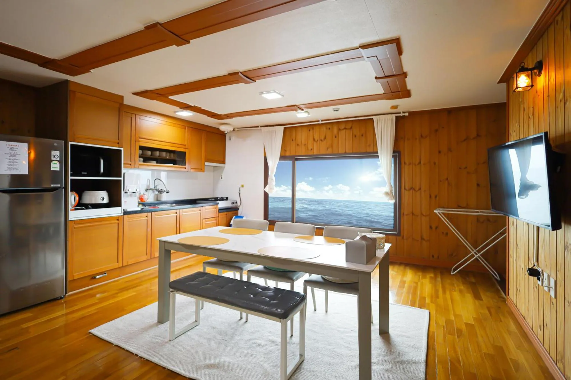 Dining area in Fantastic Ocean View Sydney Hotel