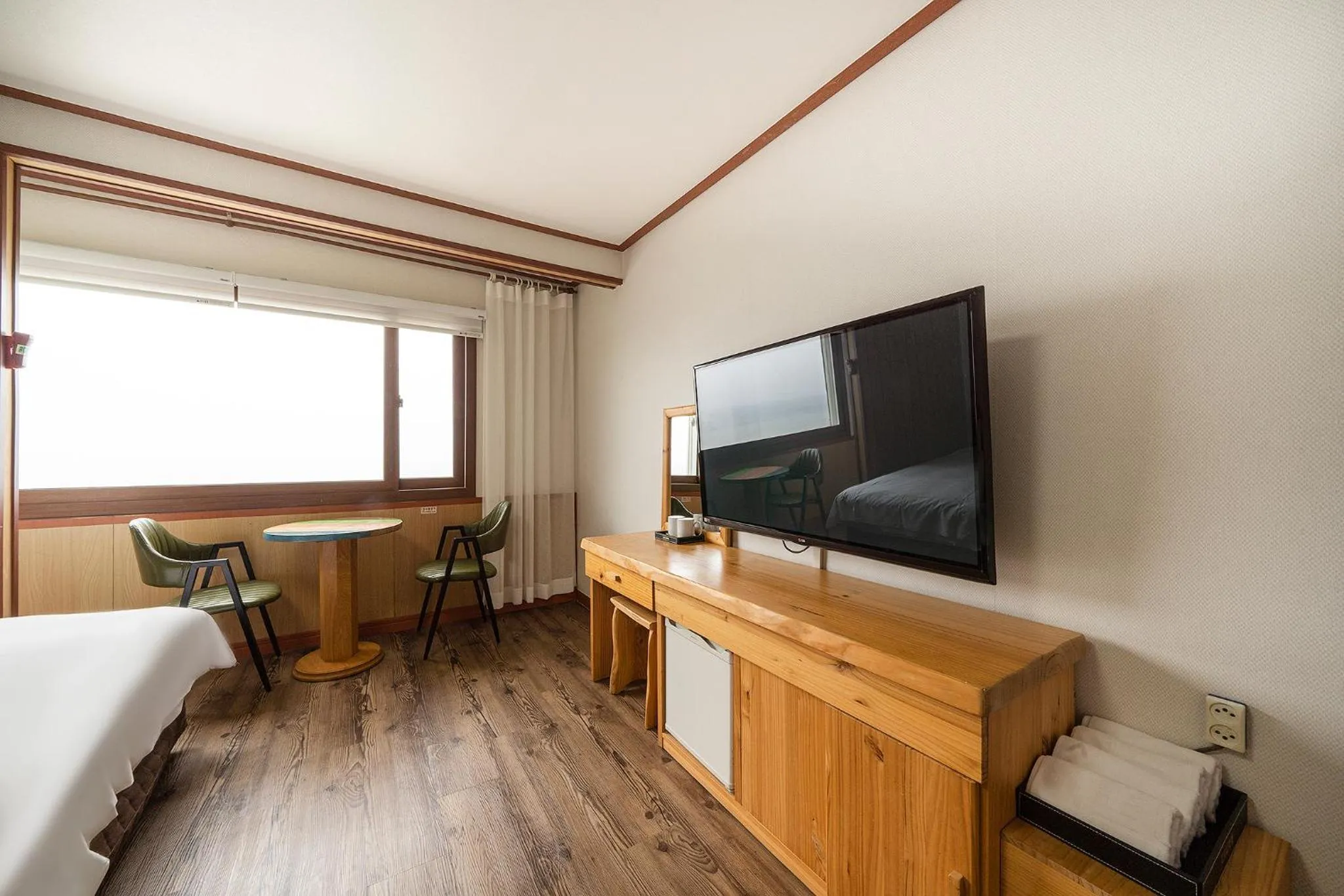 Communal lounge/ TV room in Fantastic Ocean View Sydney Hotel