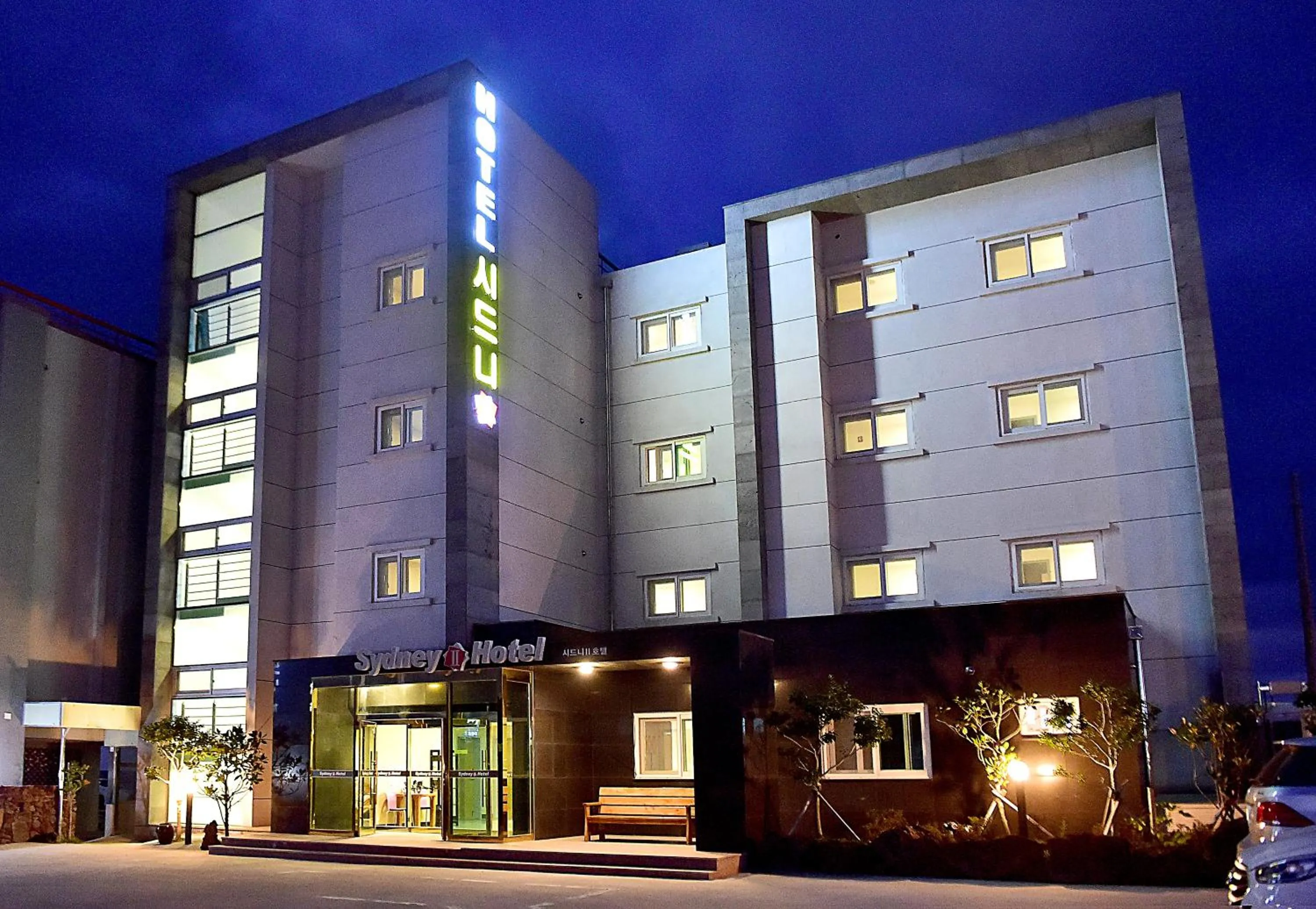 Property building in Fantastic Ocean View Sydney Hotel