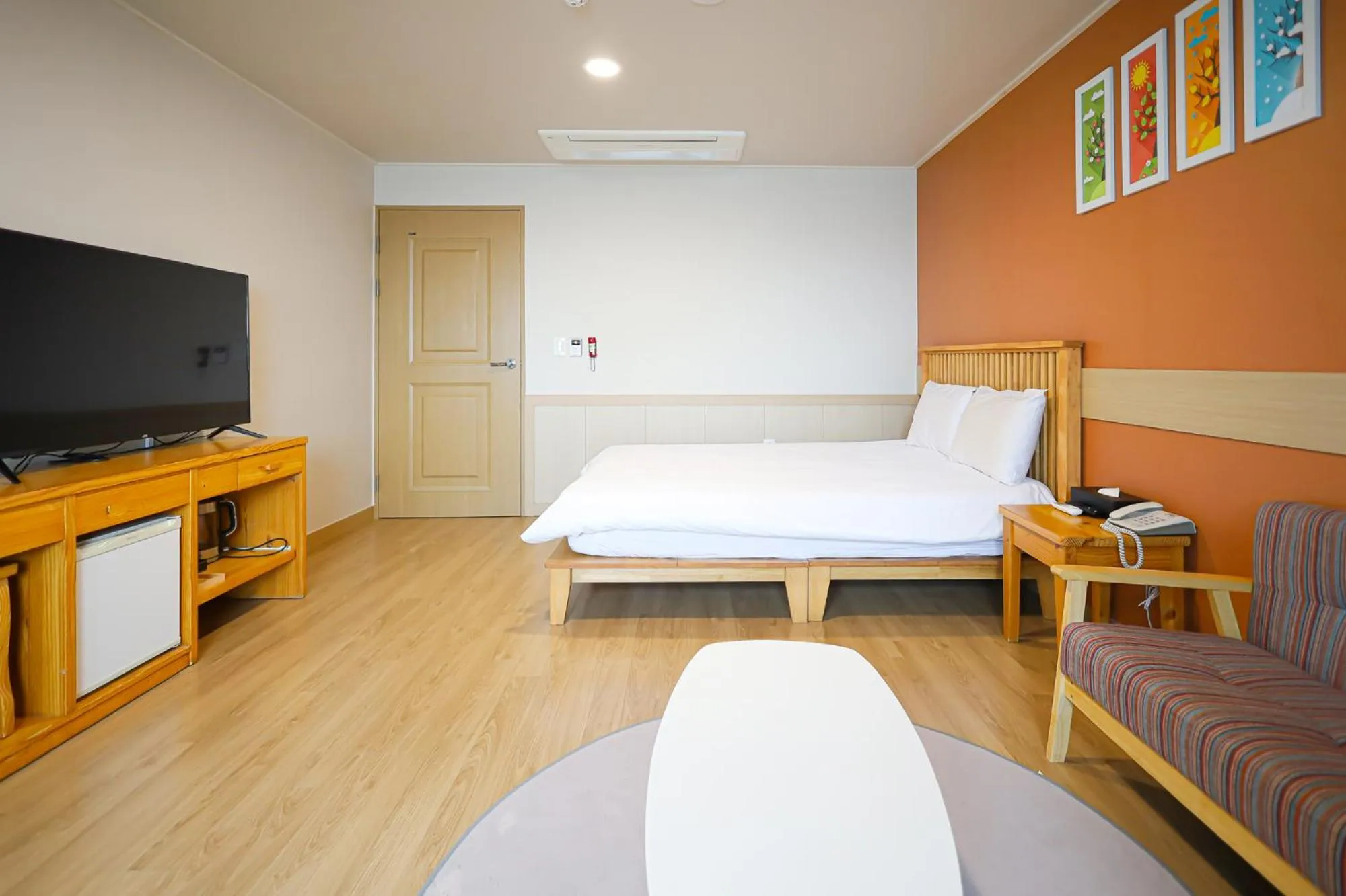 Communal lounge/ TV room in Fantastic Ocean View Sydney Hotel