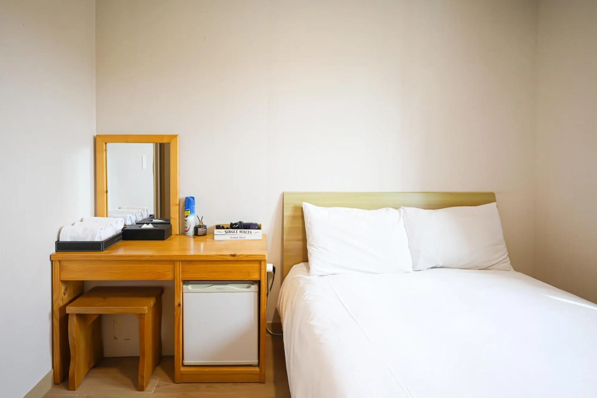 Bedroom in Fantastic Ocean View Sydney Hotel