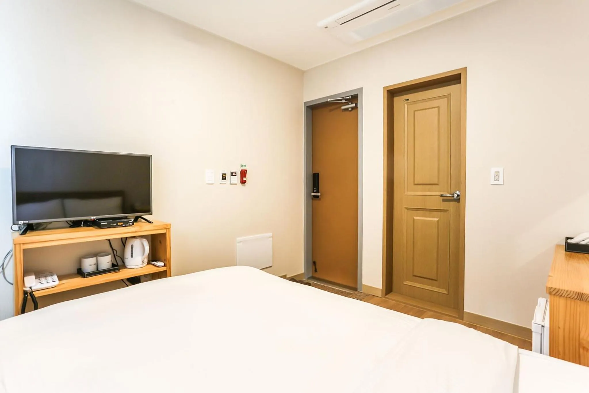 Bedroom in Fantastic Ocean View Sydney Hotel