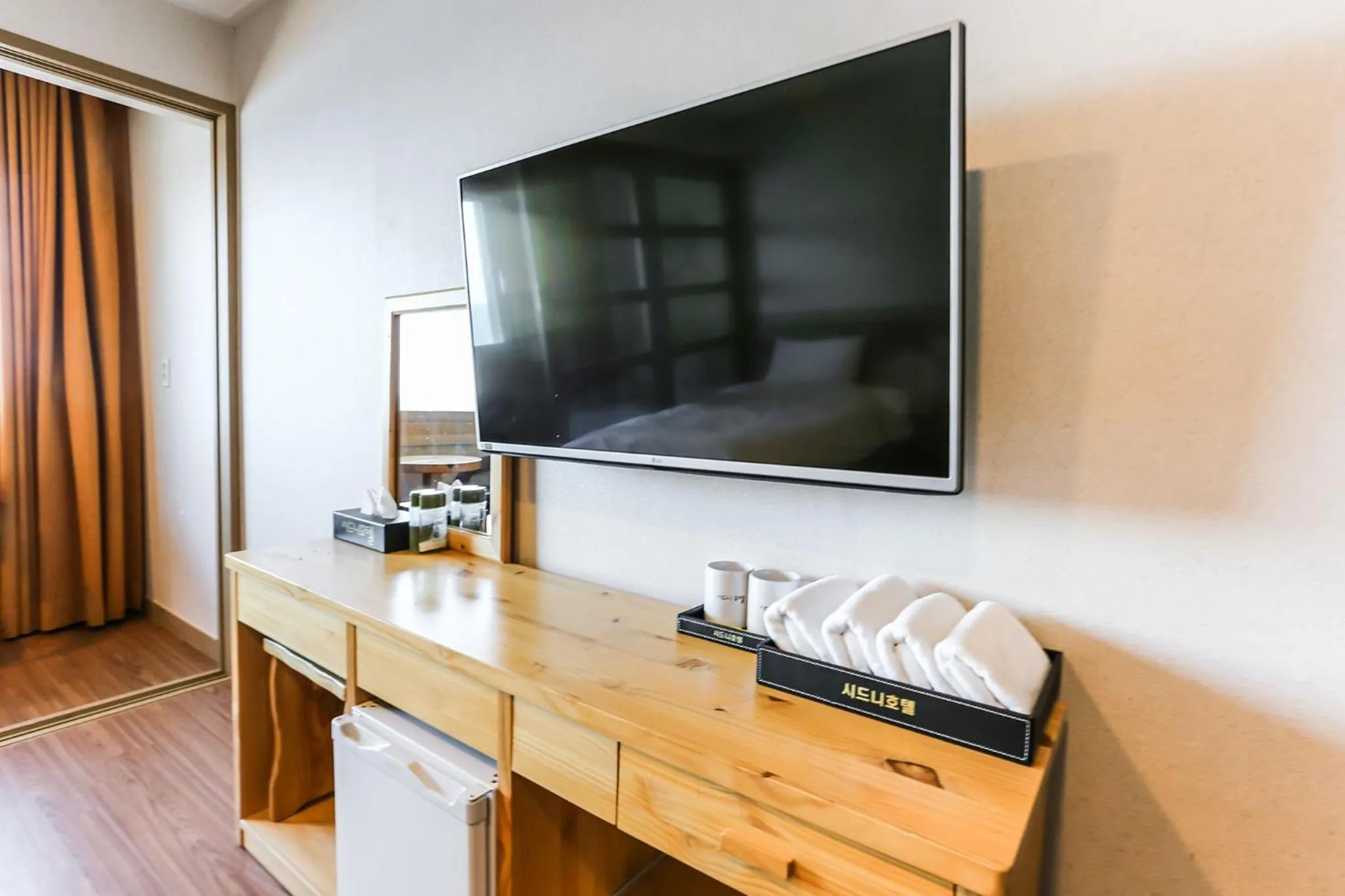 TV and multimedia in Fantastic Ocean View Sydney Hotel