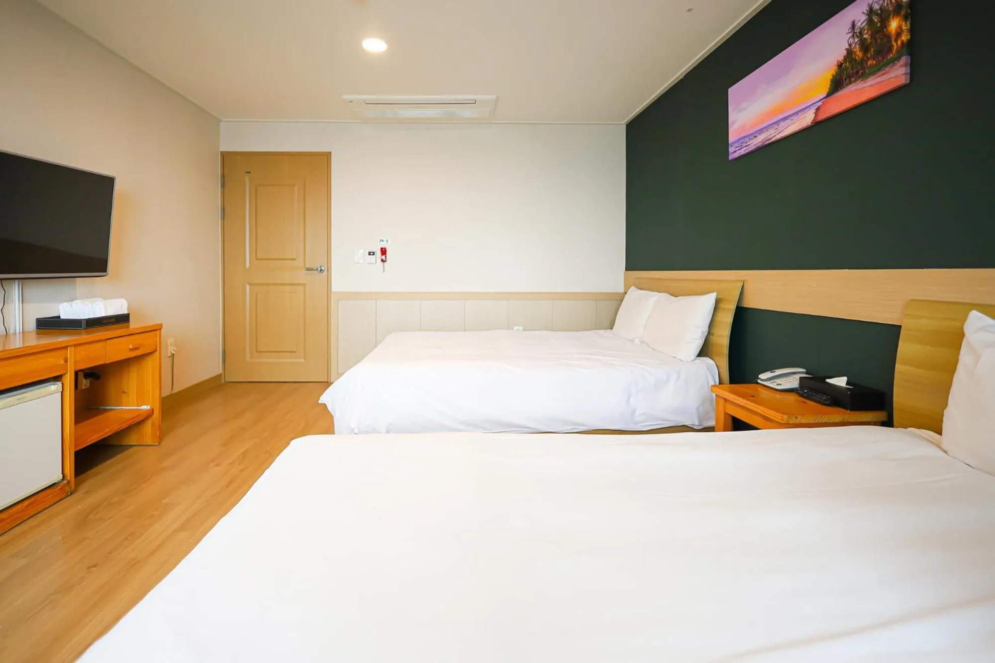 Bed in Fantastic Ocean View Sydney Hotel