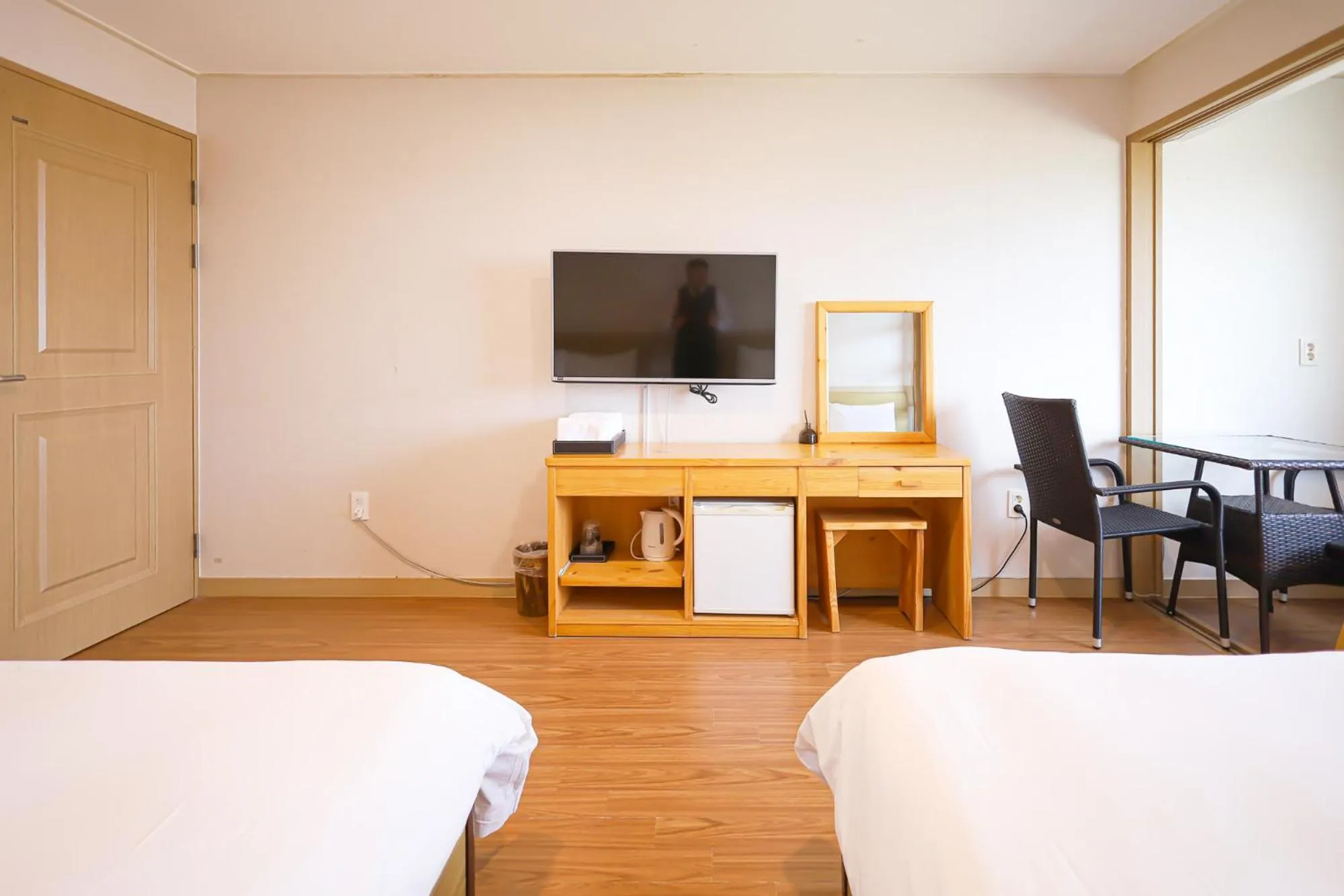 Communal lounge/ TV room in Fantastic Ocean View Sydney Hotel