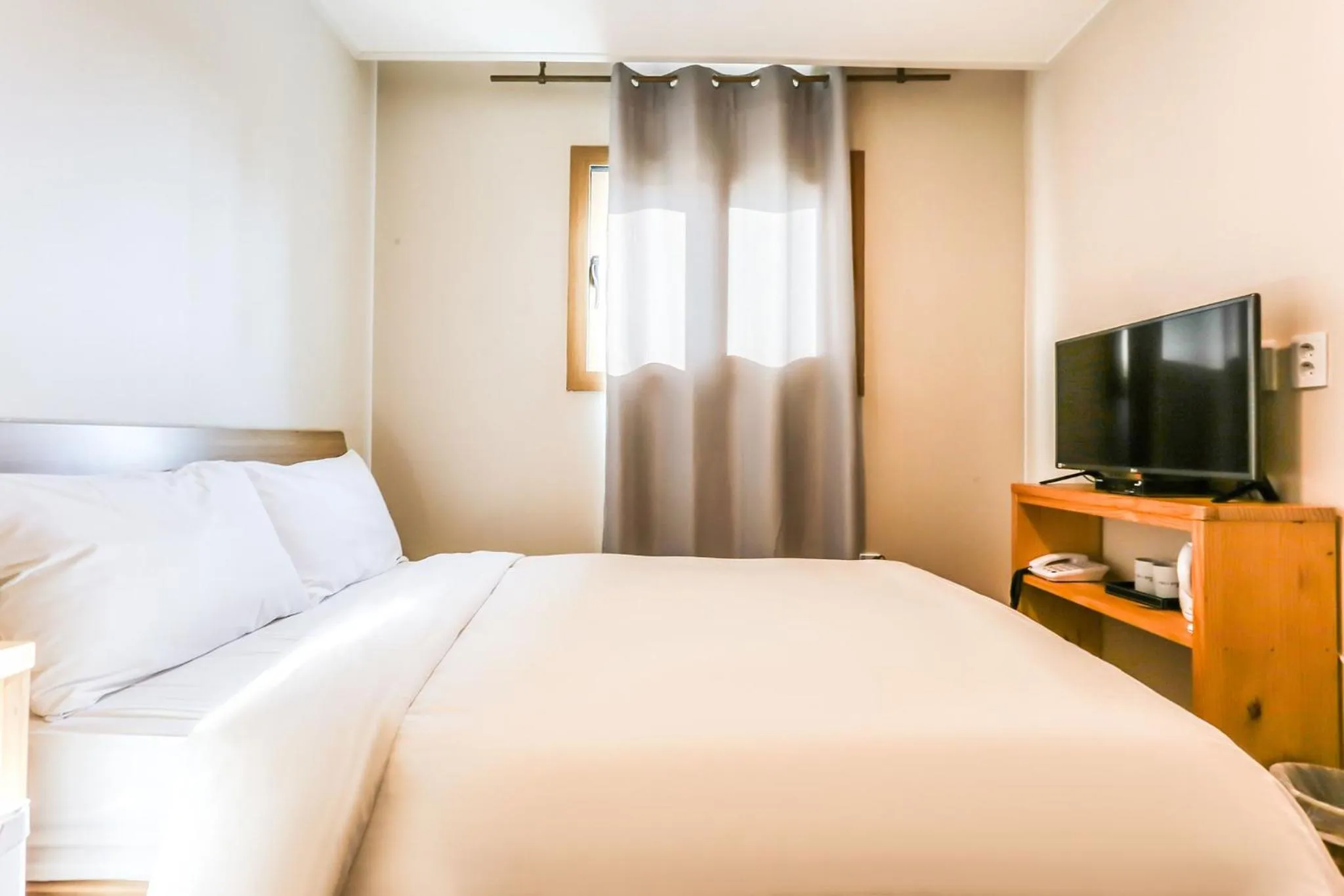 Bed in Fantastic Ocean View Sydney Hotel