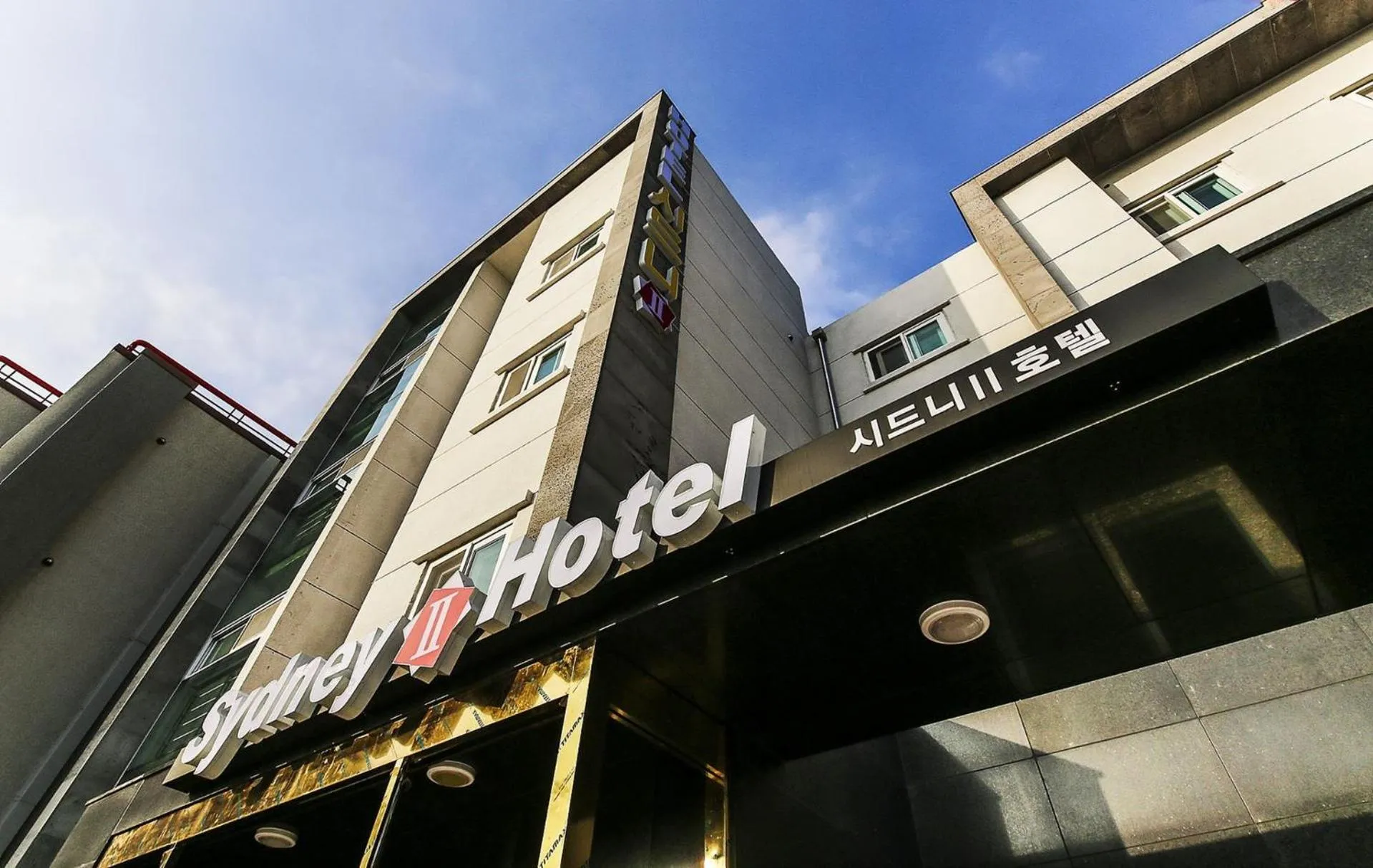 Facade/entrance in Fantastic Ocean View Sydney Hotel