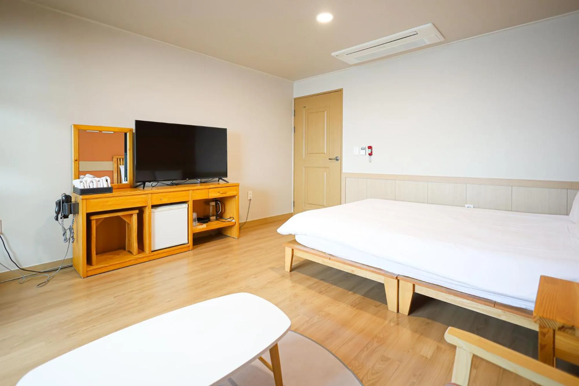 Photo of the whole room in Fantastic Ocean View Sydney Hotel