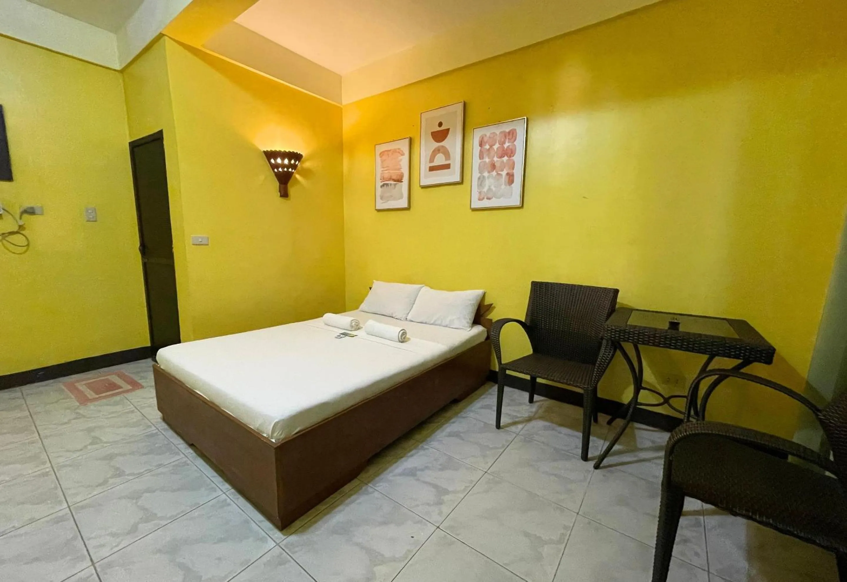 Bed in Simons Heritage Resort Puerto Galera